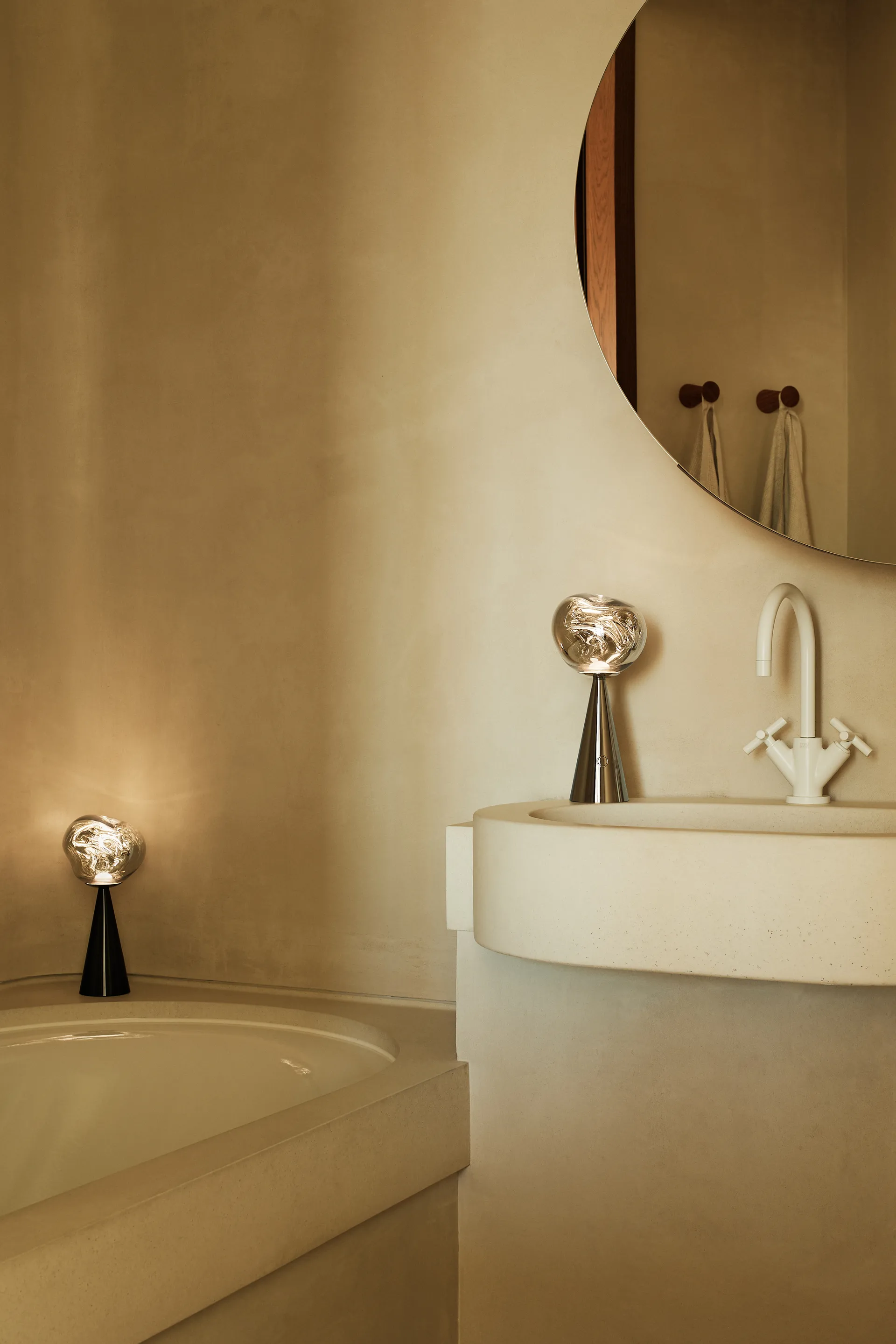 Melt candeeiro de mesa LED portátil 28,5 cm, Prateado Tom Dixon