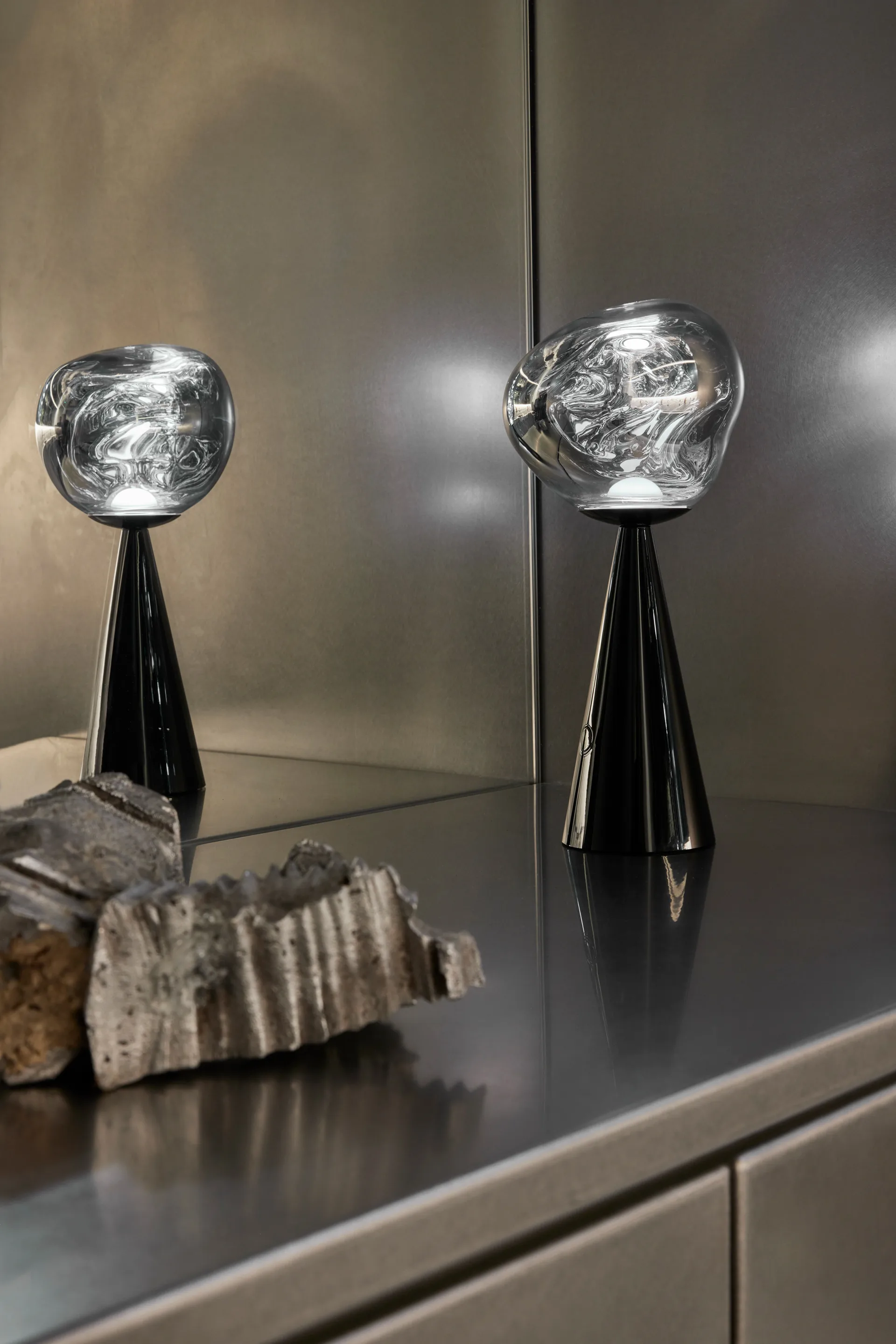Melt candeeiro de mesa LED portátil 28,5 cm, Preto Tom Dixon