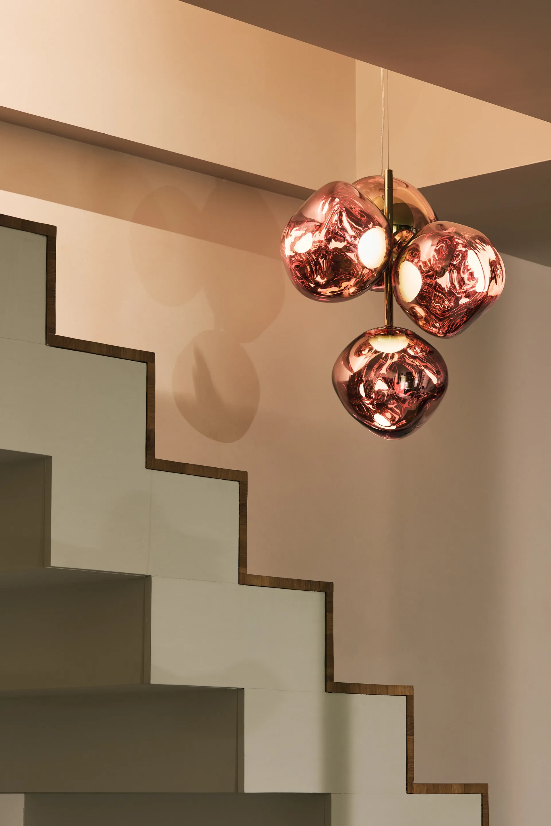 Melt Chandelier mini candelabro de teto LED 63,4 cm, Cobre Tom Dixon