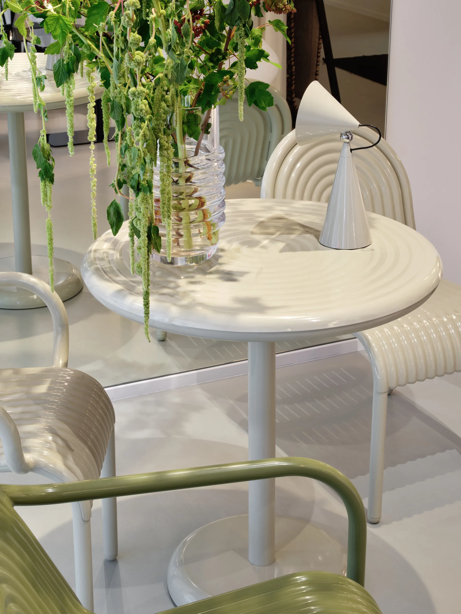 Mesa de café Groove redonda - Putty, Ø70 cm Tom Dixon