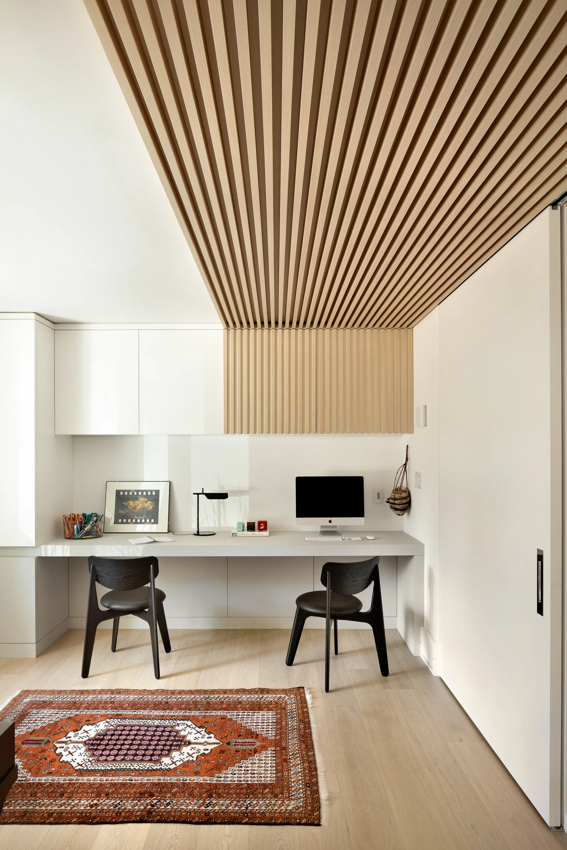 Slab cadeira de jantar com assento estofado, Carvalho preto-couro preto Tom Dixon