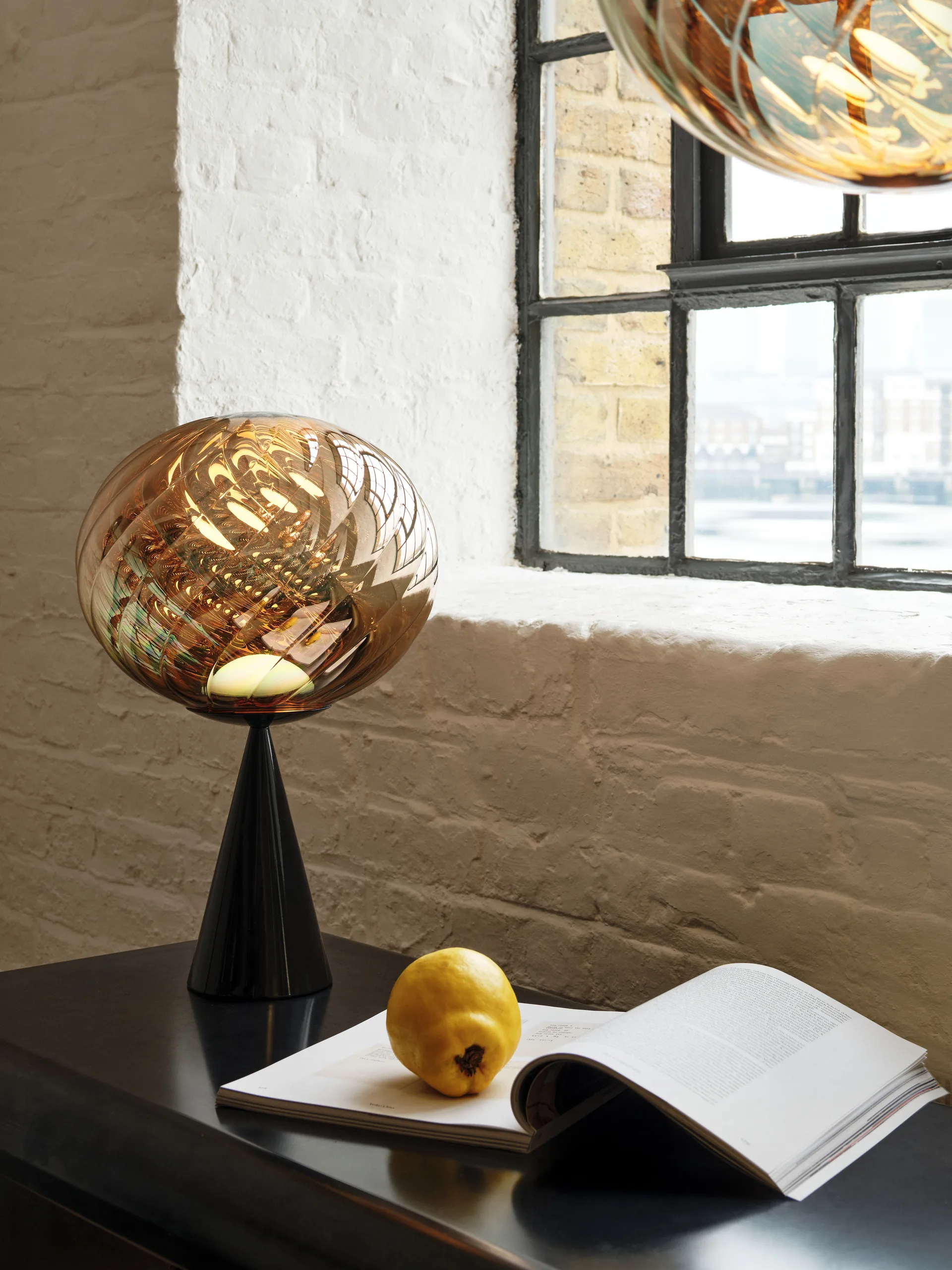 Whirl cone fat candeeiro de mesa, Dourado-preto Tom Dixon
