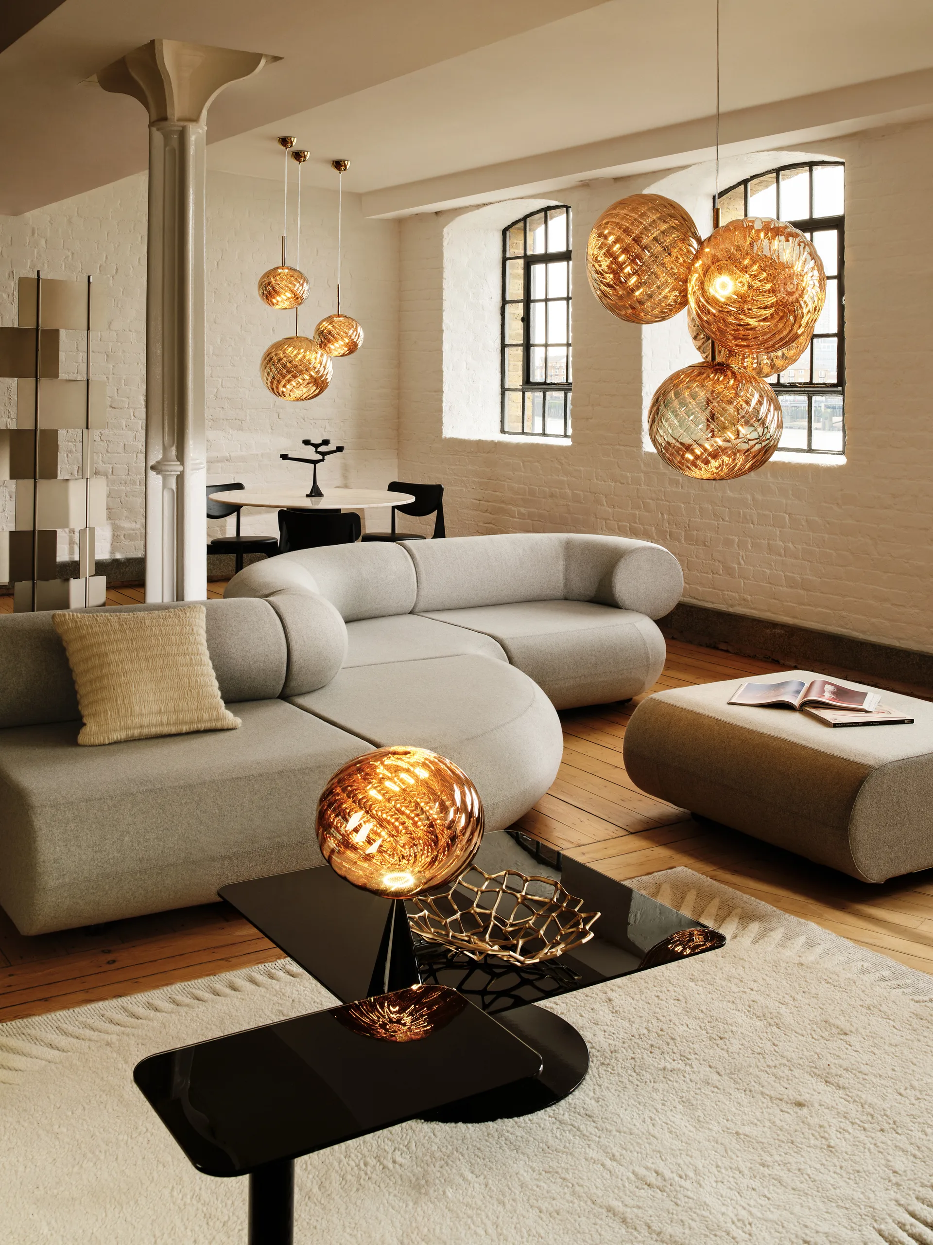 Whirl cone fat candeeiro de mesa, Dourado-preto Tom Dixon
