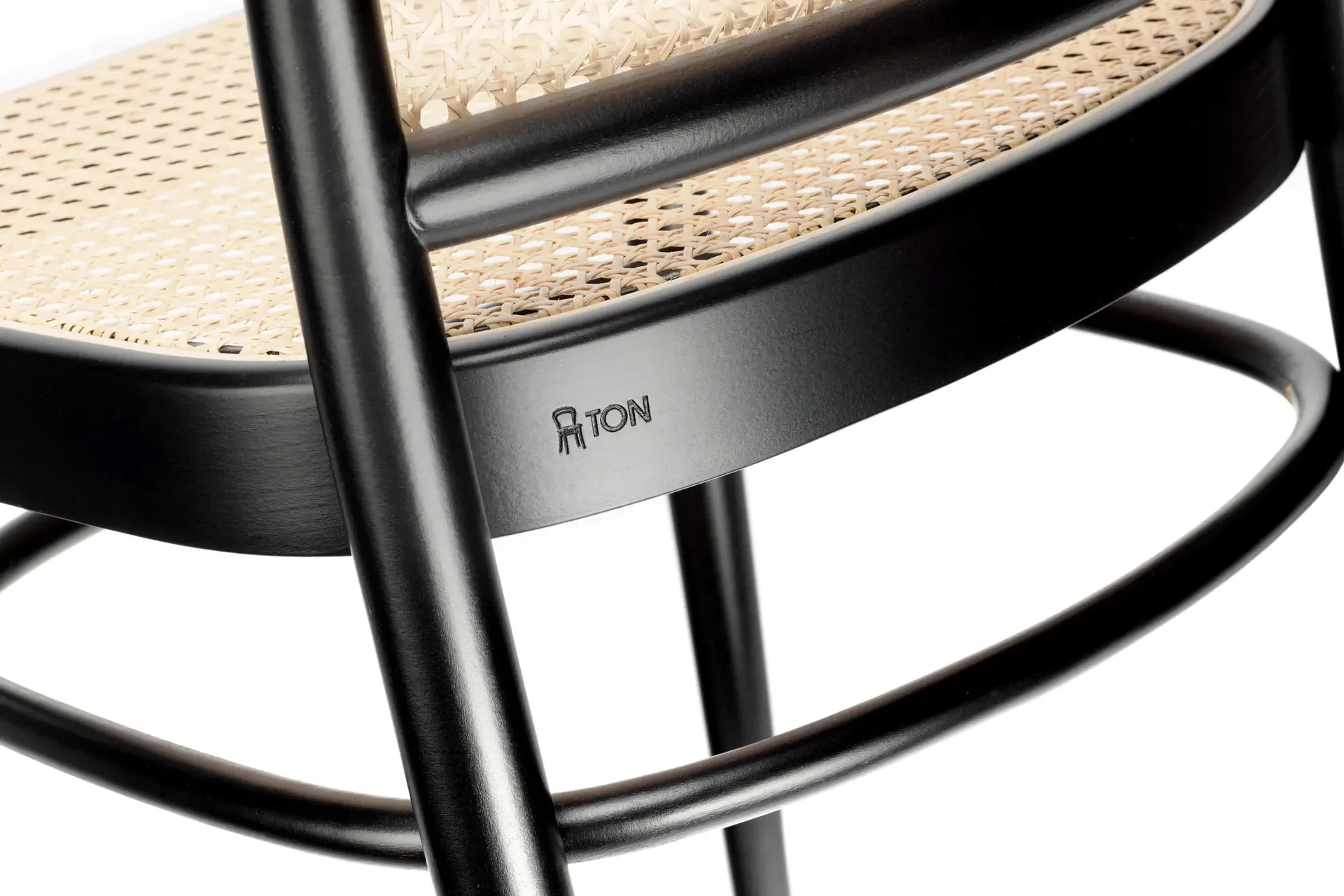 Ton no.811 poltrona assento rattan, Café B4-Novo Rattan TON