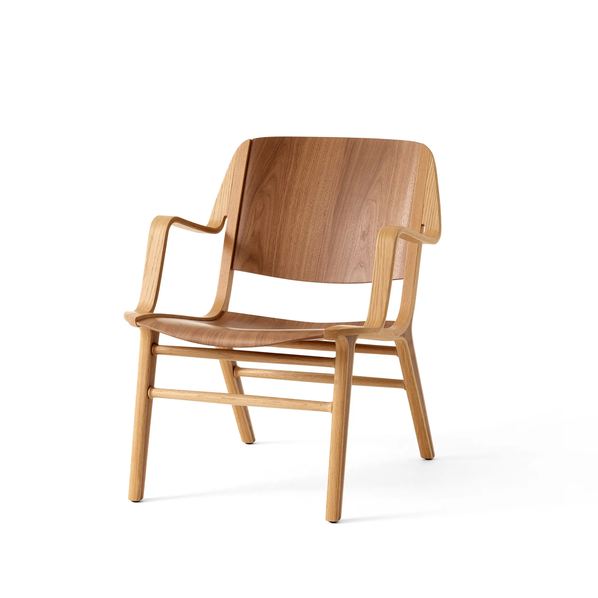AX HM11 Lounge Chair com apoio de braços, Walnut-oak &Tradition