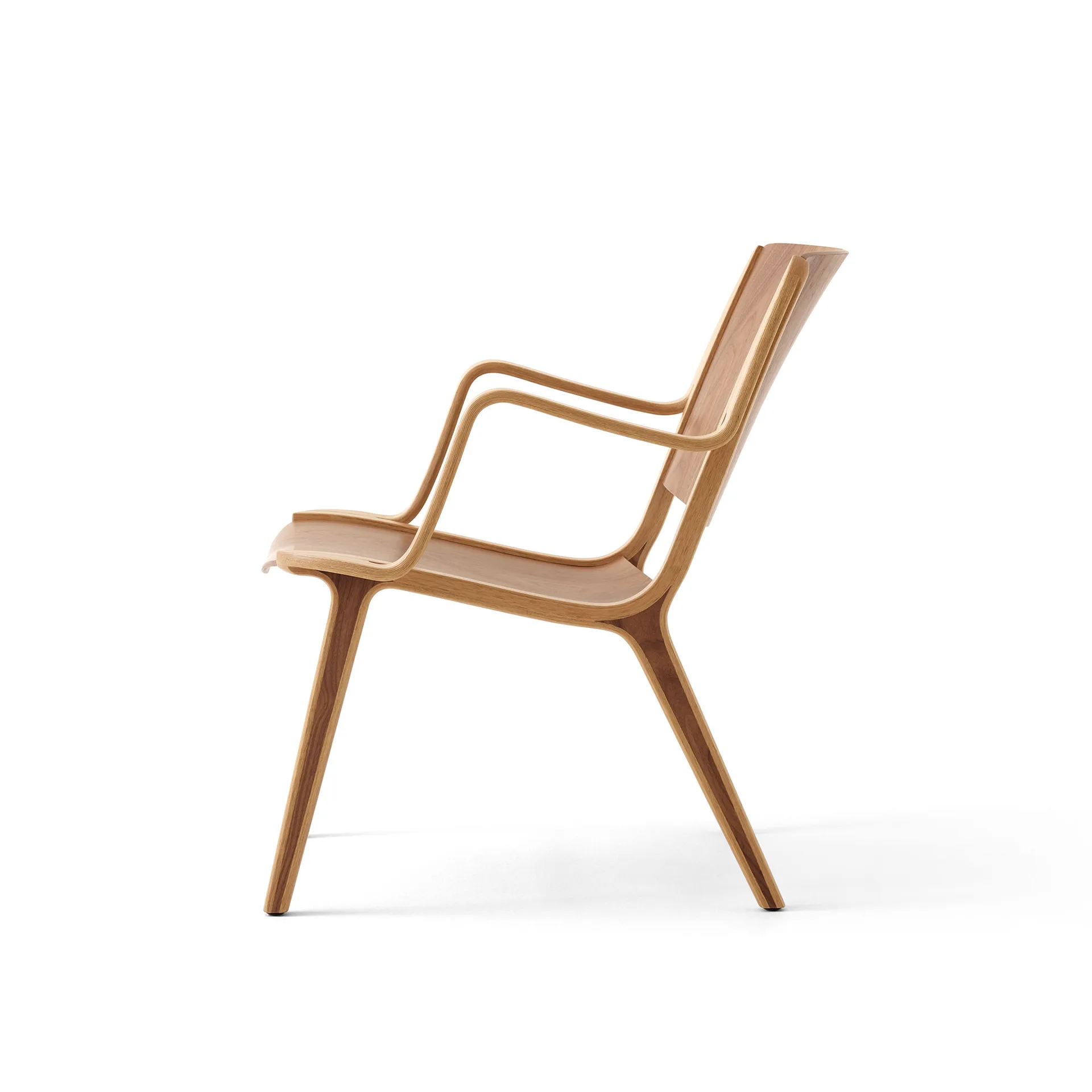 AX HM11 Lounge Chair com apoio de braços, Walnut-oak &Tradition