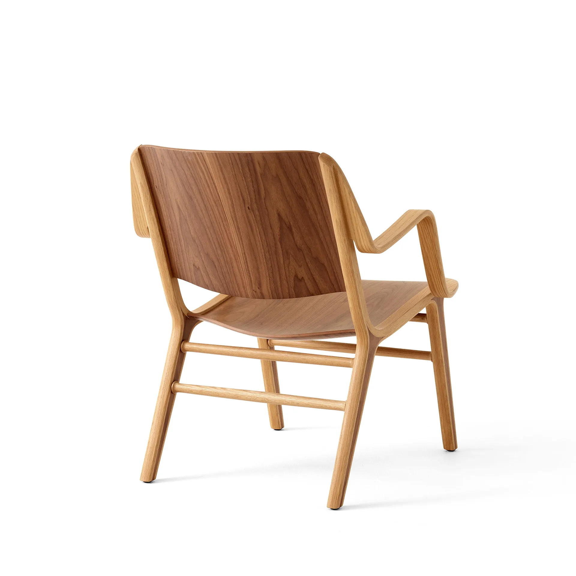 AX HM11 Lounge Chair com apoio de braços, Walnut-oak &Tradition