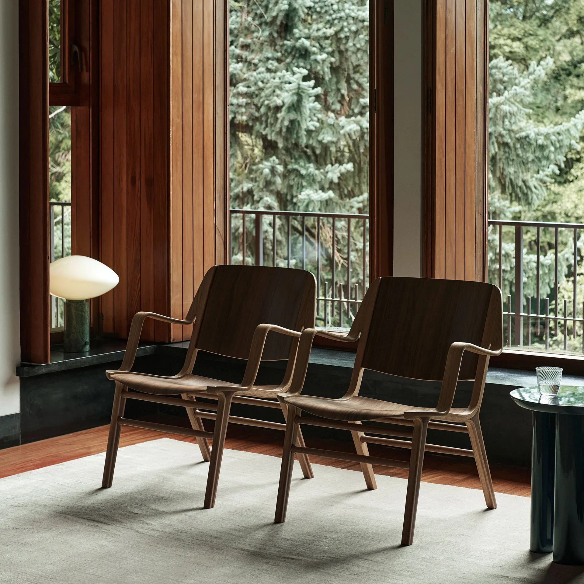 AX HM11 Lounge Chair com apoio de braços, Walnut-oak &Tradition
