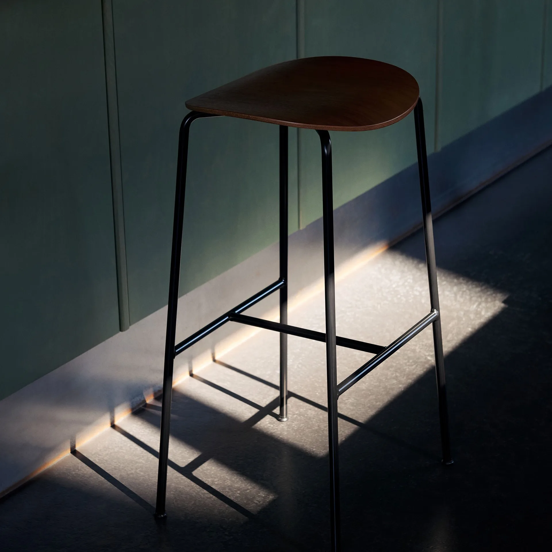 Banco de bar Pavilion AV37 68 cm, Black-lacquered oak &Tradition