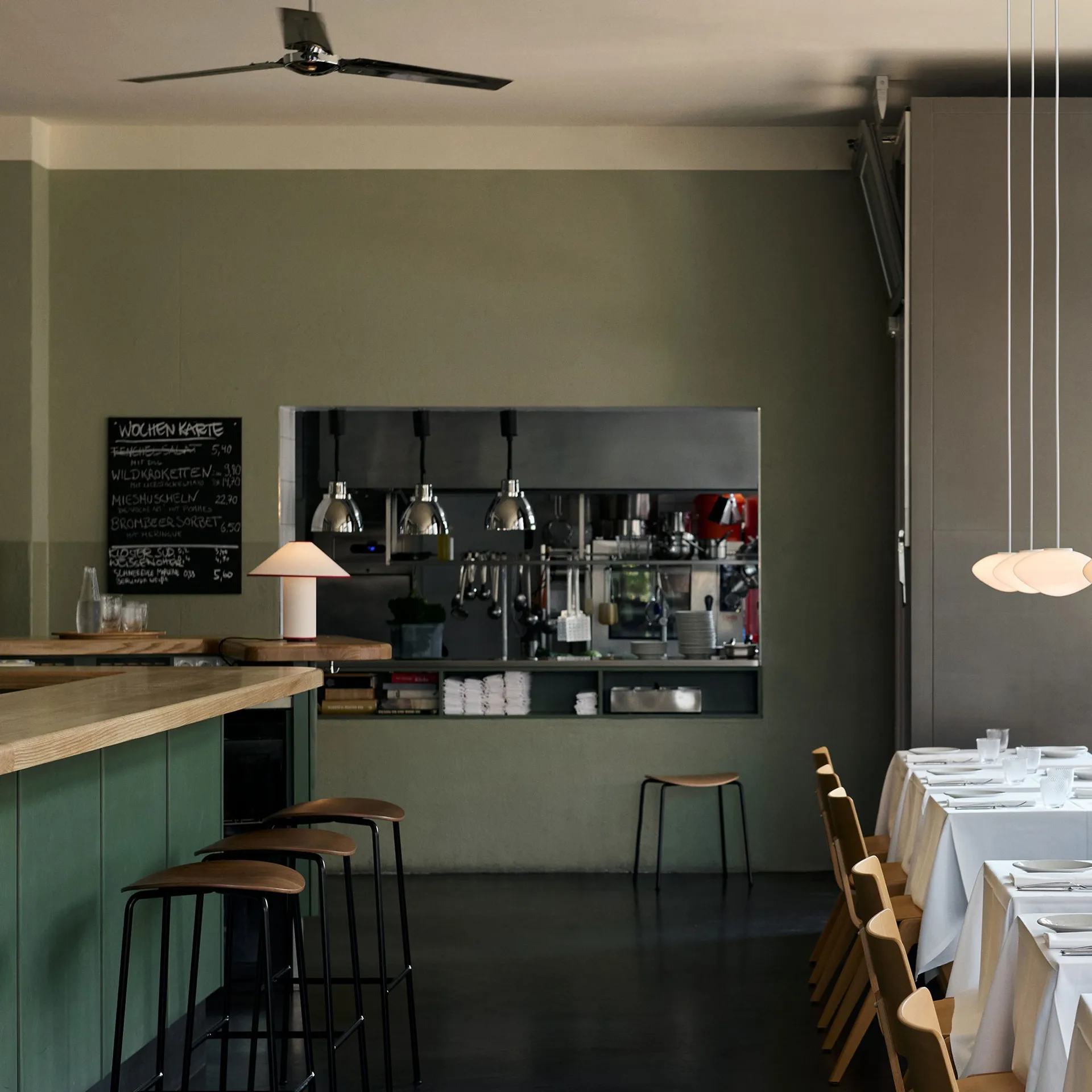 Banco de bar Pavilion AV37 68 cm, Black-lacquered oak &Tradition