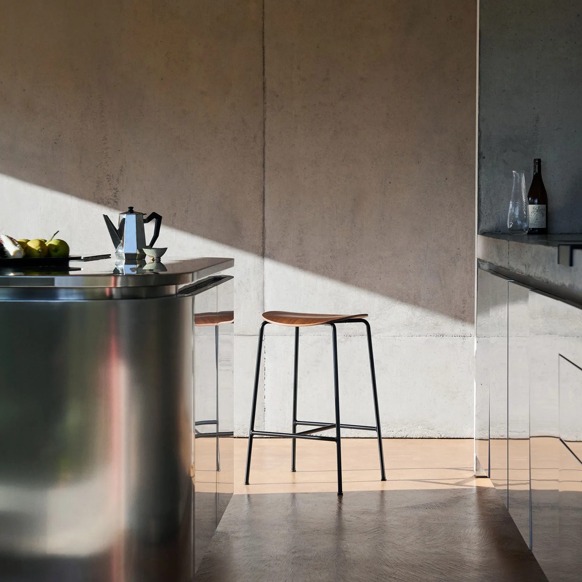 Banco de bar Pavilion AV38 79 cm, Black-lacquered walnut &Tradition