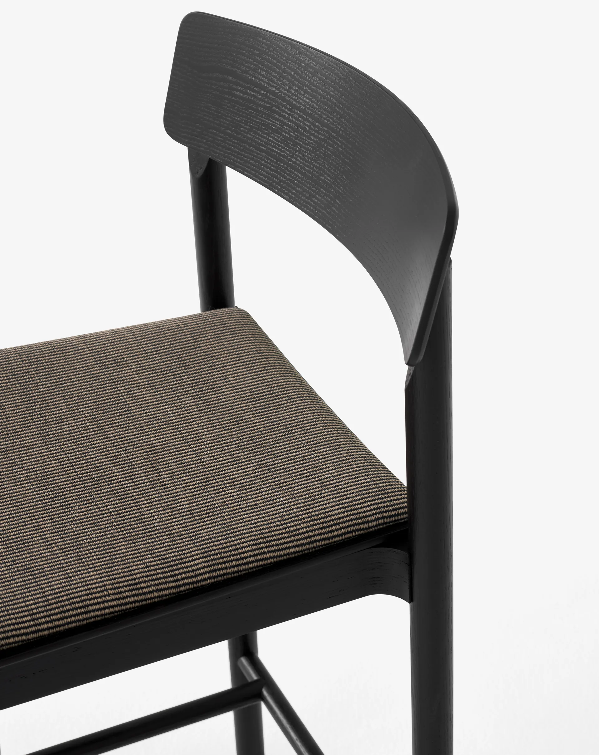 Banqueta Betty TK14 Counter Chair 65 cm, Fuse 0351-freixo lacado preto &Tradition