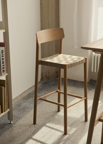 Banqueta Betty TK15 Bar Chair 75 cm - Carvalho fumado-linho natural - &Tradition