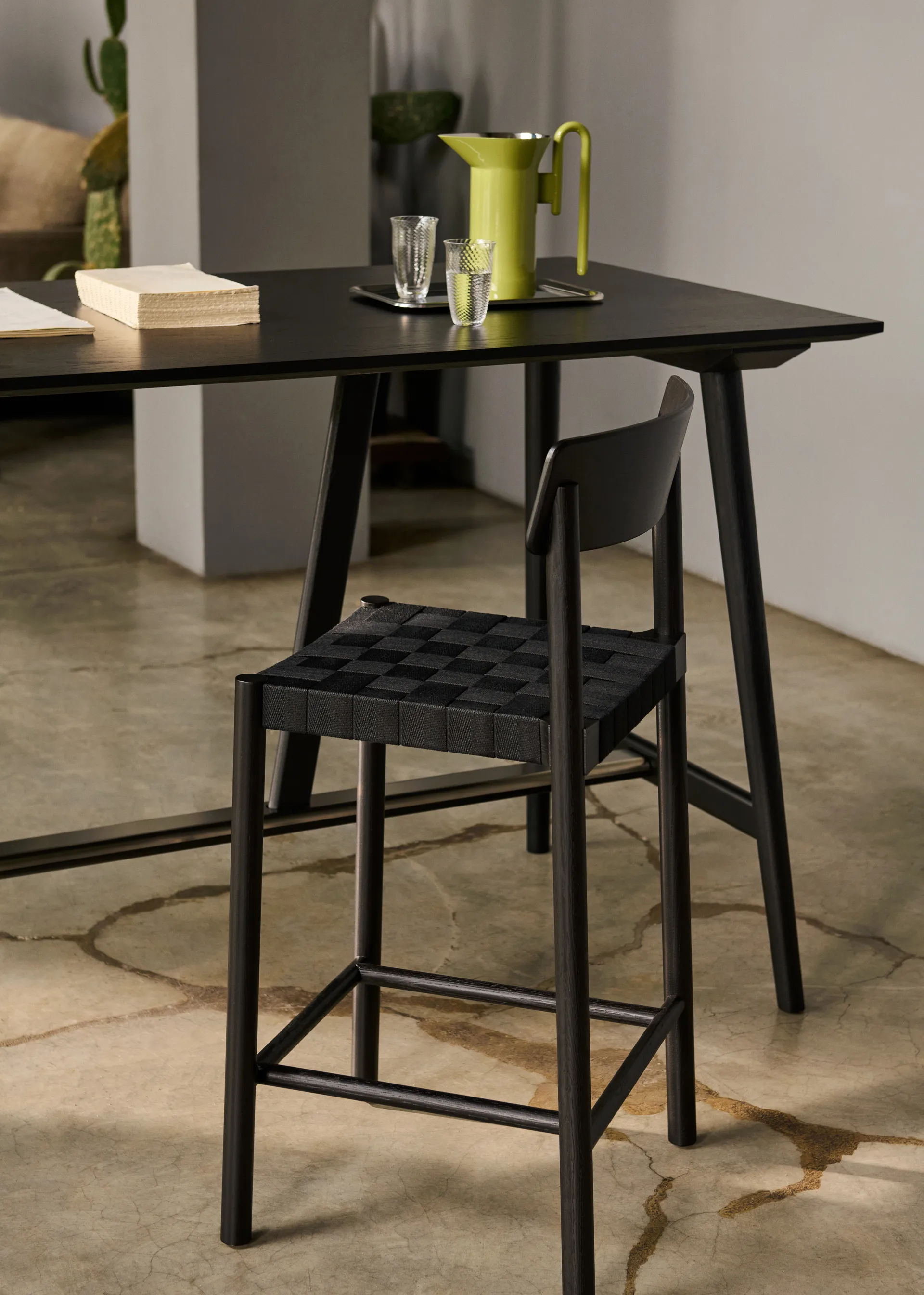 Banqueta Betty TK15 Bar Chair 75 cm, Freixo lacado preto-linho preto &Tradition