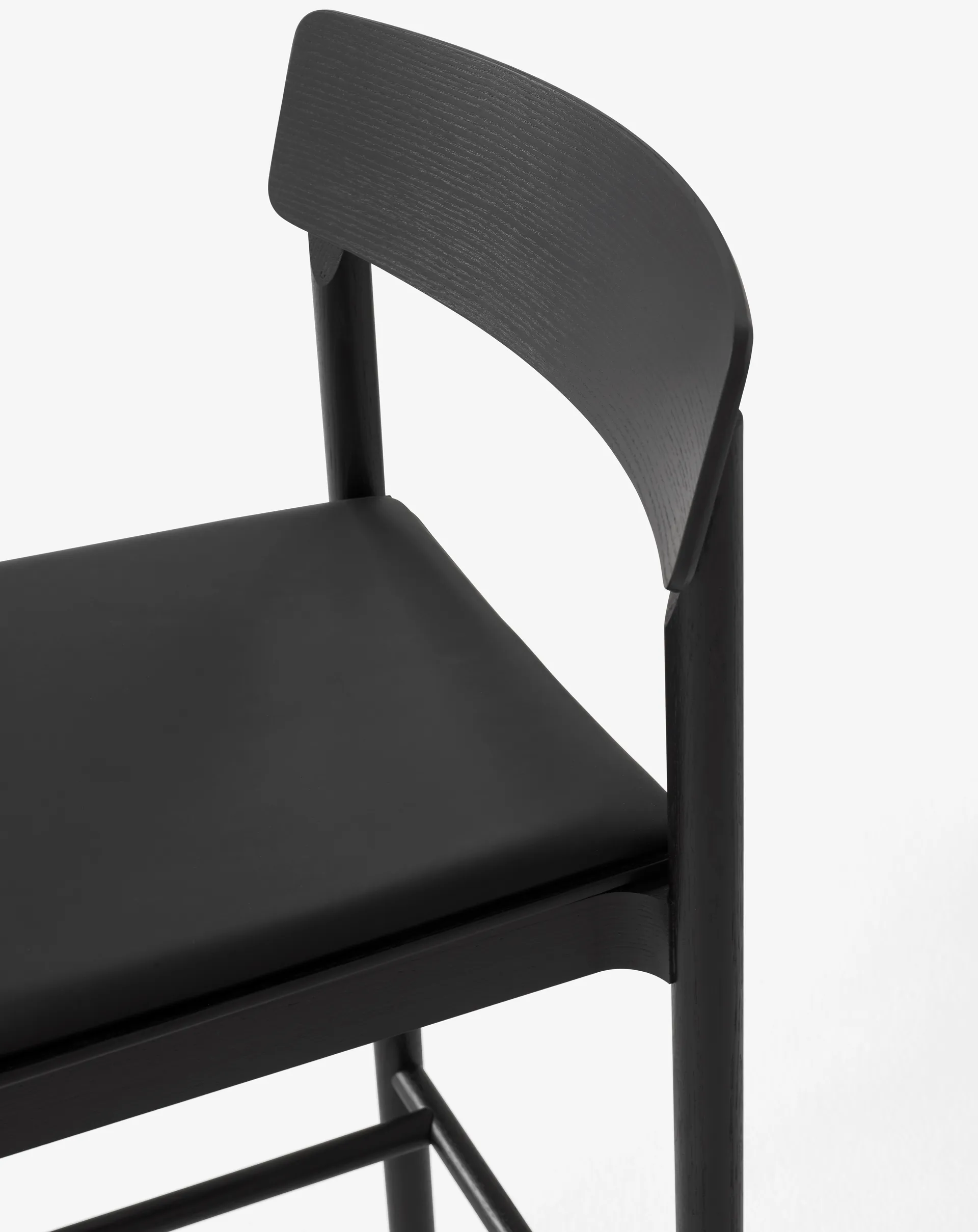 Banqueta Betty TK17 Bar Chair 75 cm, Couro preto Noble-freixo lacado preto &Tradition