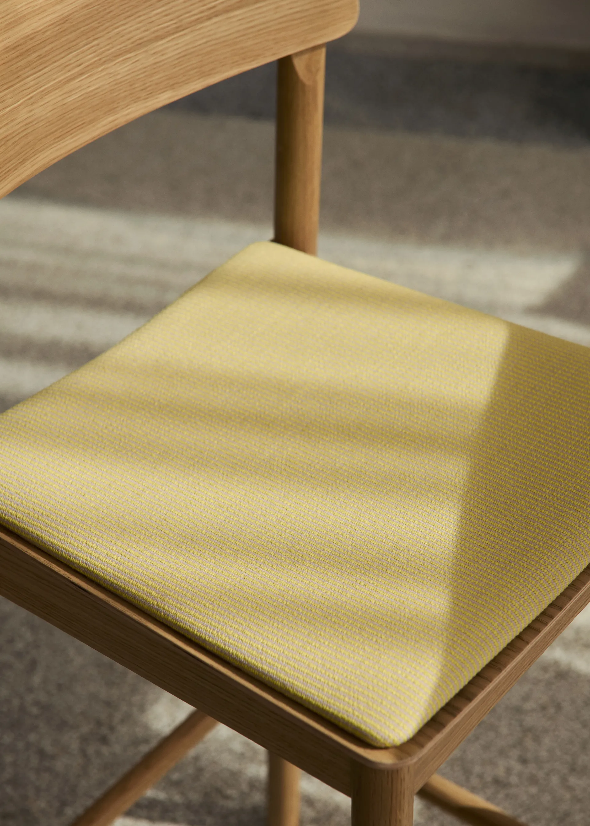 Banqueta Betty TK17 Bar Chair 75 cm, Fuse 0421-carvalho lacado &Tradition