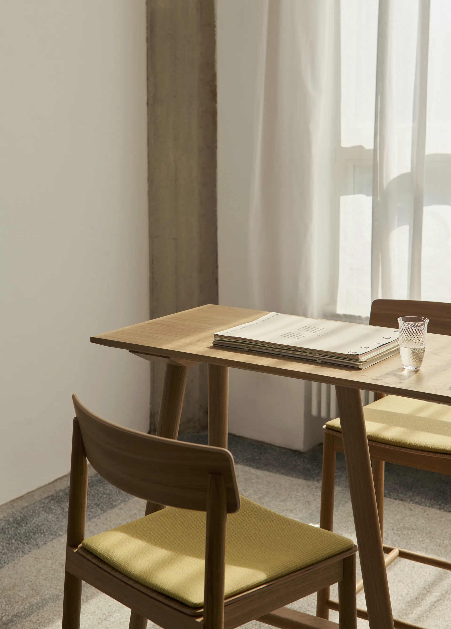 Banqueta Betty TK17 Bar Chair 75 cm, Fuse 0421-carvalho lacado &Tradition