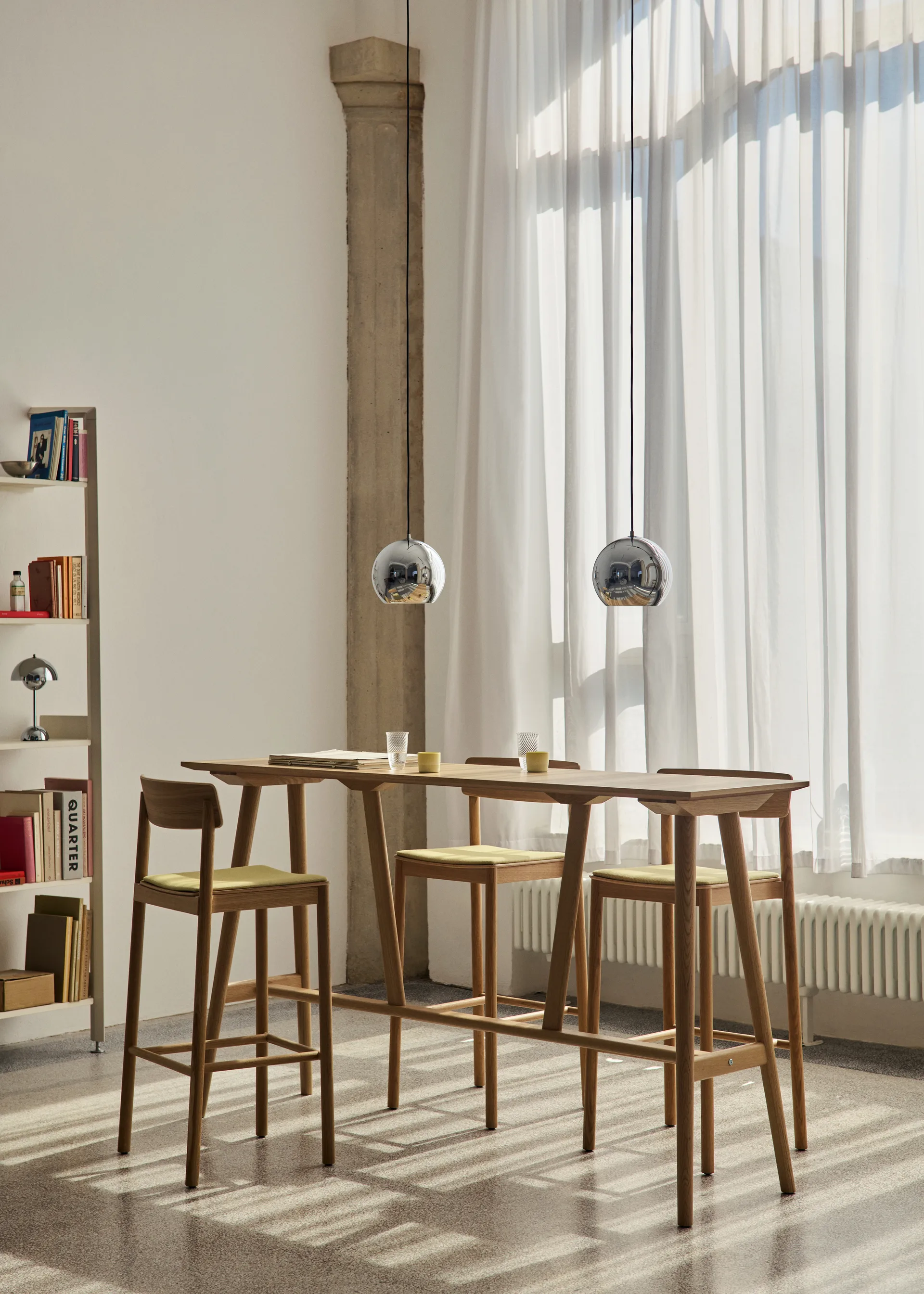 Banqueta Betty TK17 Bar Chair 75 cm, Fuse 0421-carvalho lacado &Tradition