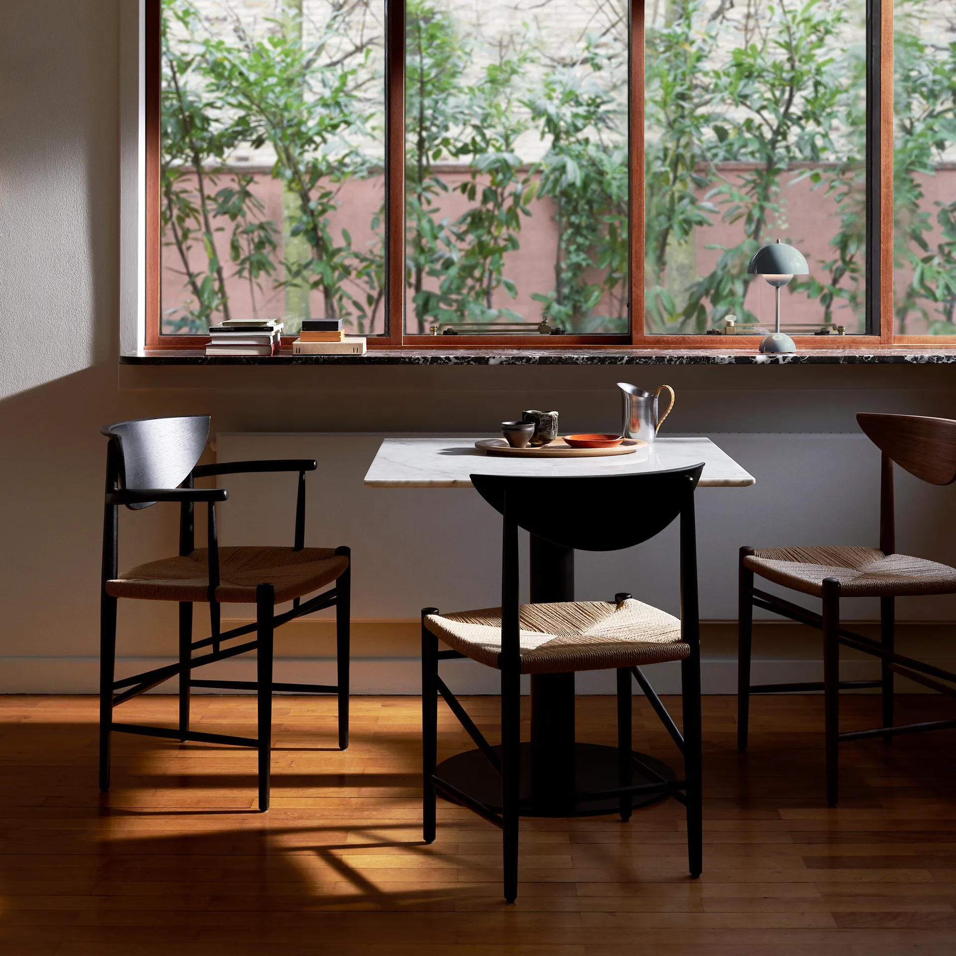 Cadeira Drawn HM4 com apoio de braço, Carvalho preto &Tradition