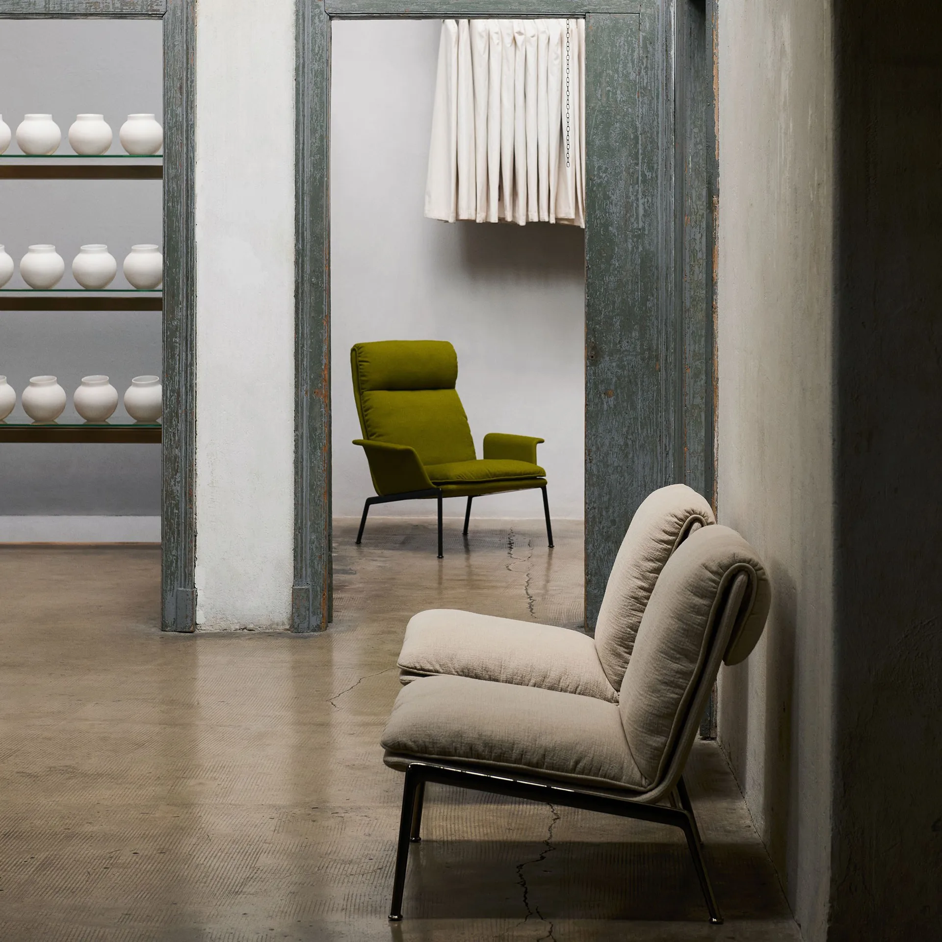 Cadeira lounge Muno LN17 High back, Warm black-Vidar 0956 &Tradition