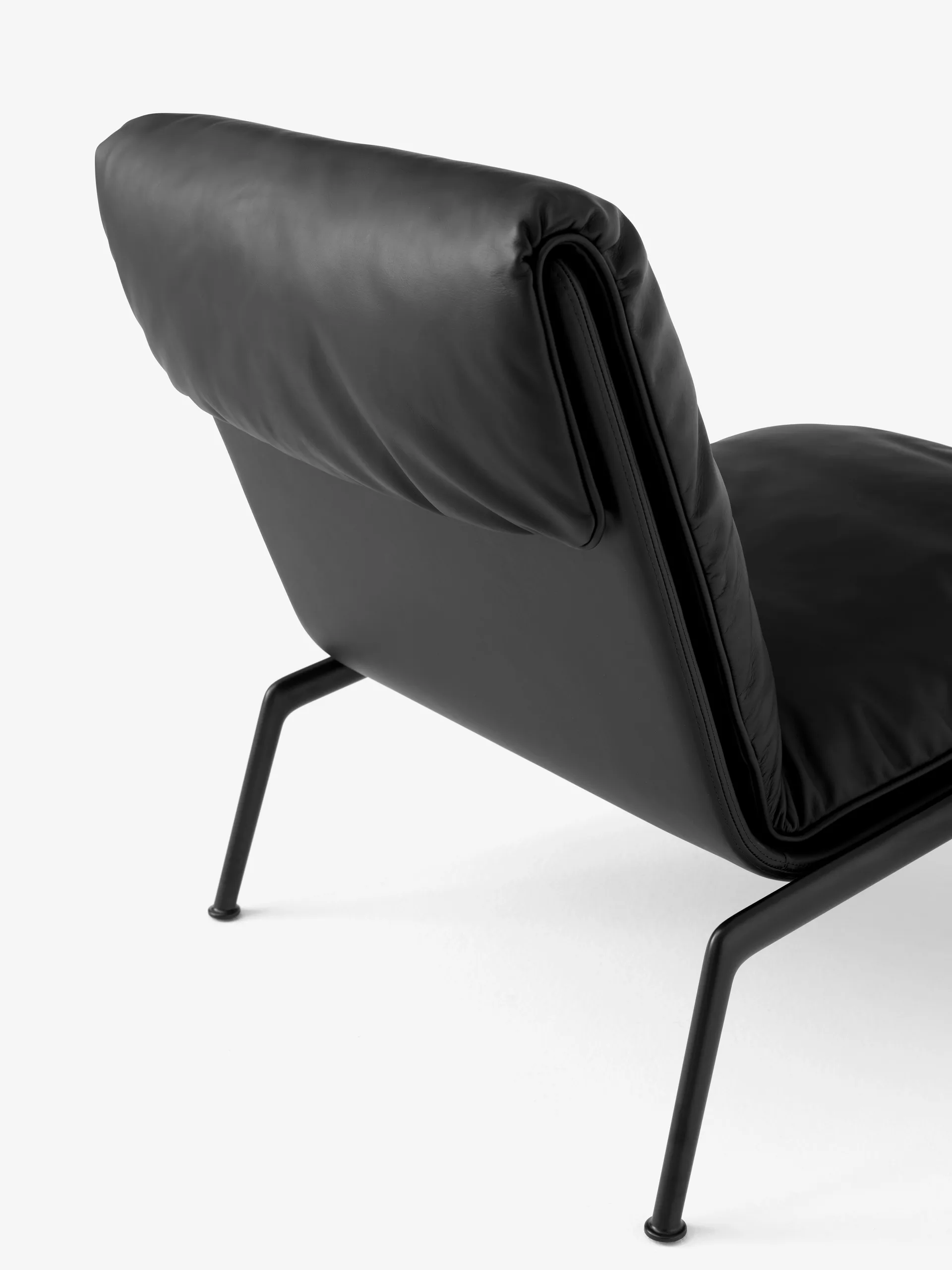 Cadeira lounge Muno LN18, Dark chrome-Noble leather Black &Tradition