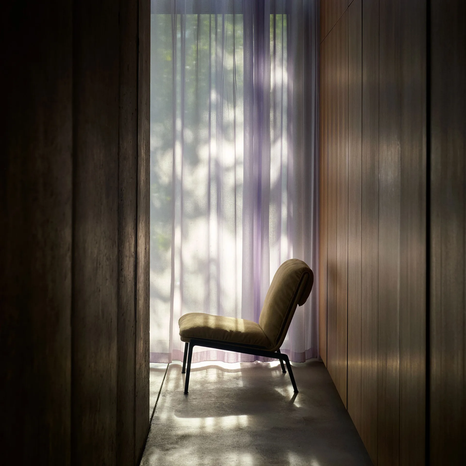 Cadeira lounge Muno LN18, Warm black-Clay 0007 &Tradition