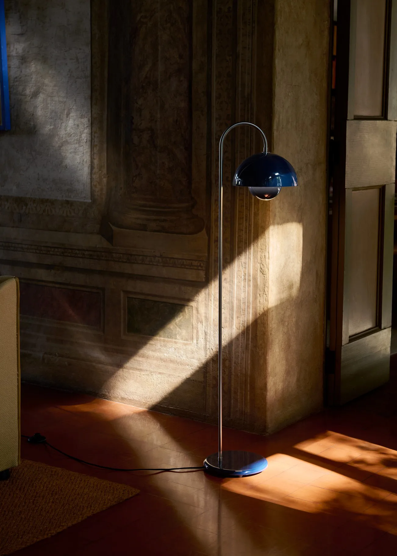 Candeeiro de chão Flowerpot VP12, Azul aço &Tradition