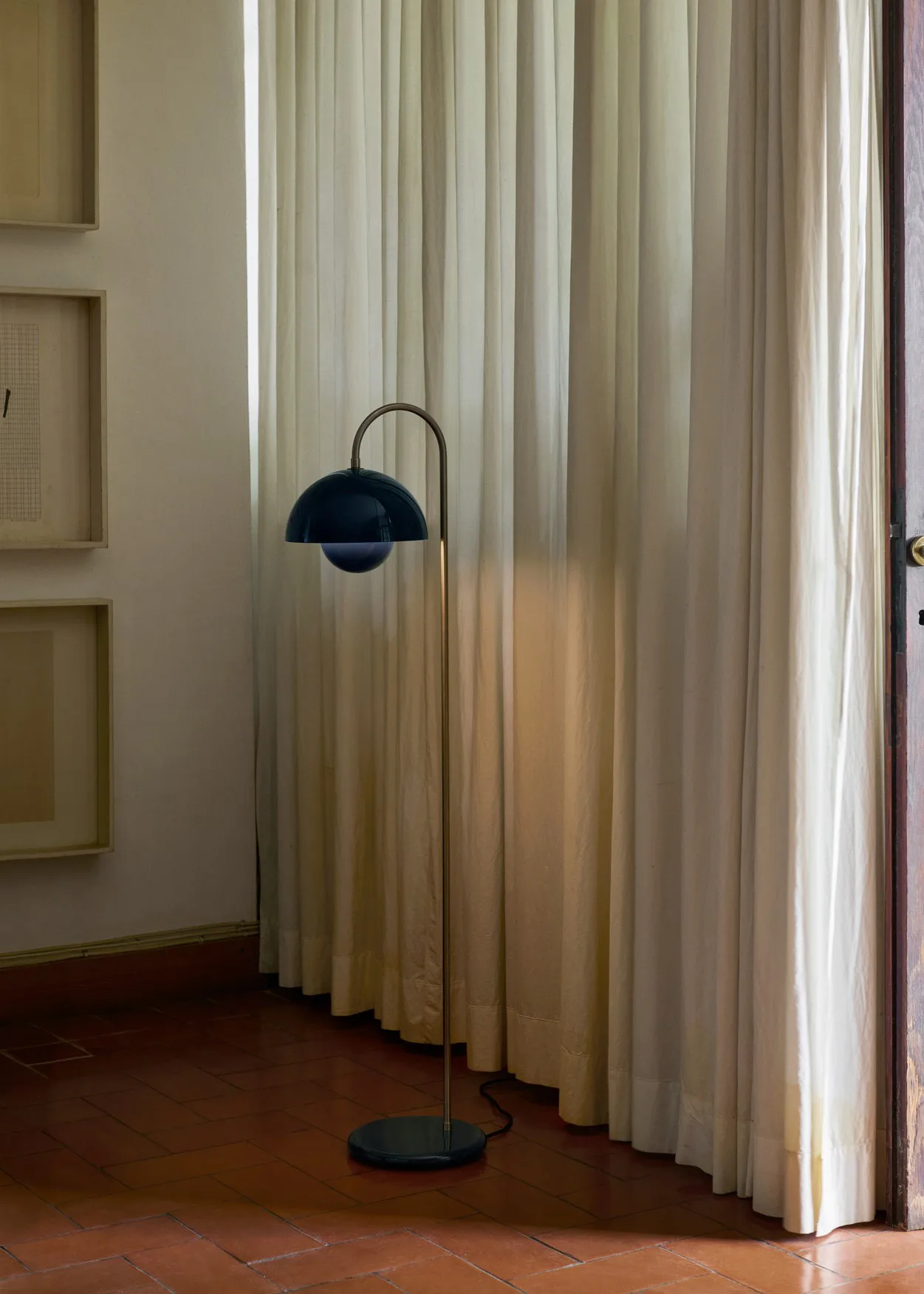 Candeeiro de chão Flowerpot VP12, Azul aço &Tradition