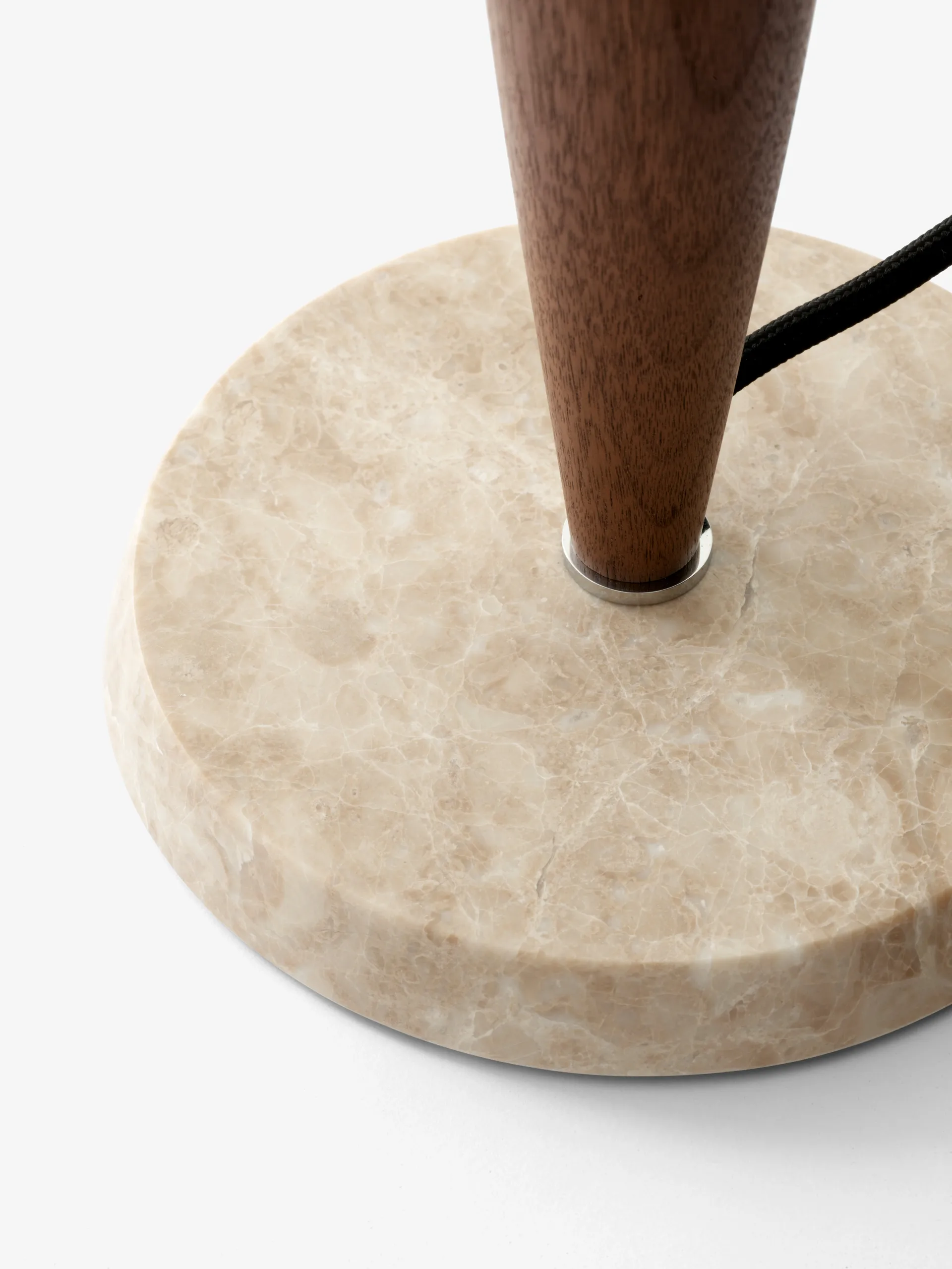 Candeeiro de mesa Herman SHY3, walnut & cream marble, cabo têxtil &Tradition
