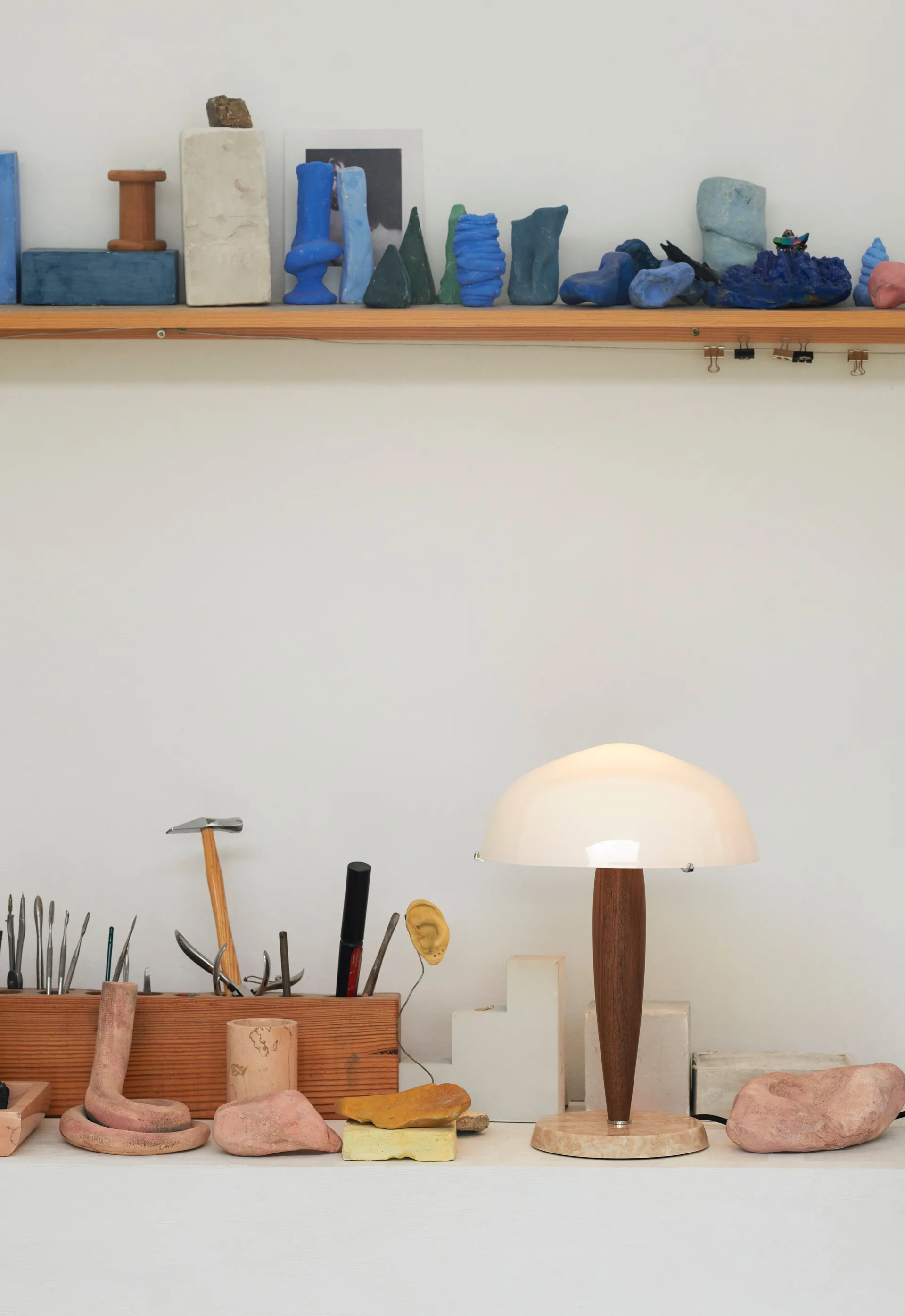 Candeeiro de mesa Herman SHY3, walnut & cream marble, cabo têxtil &Tradition