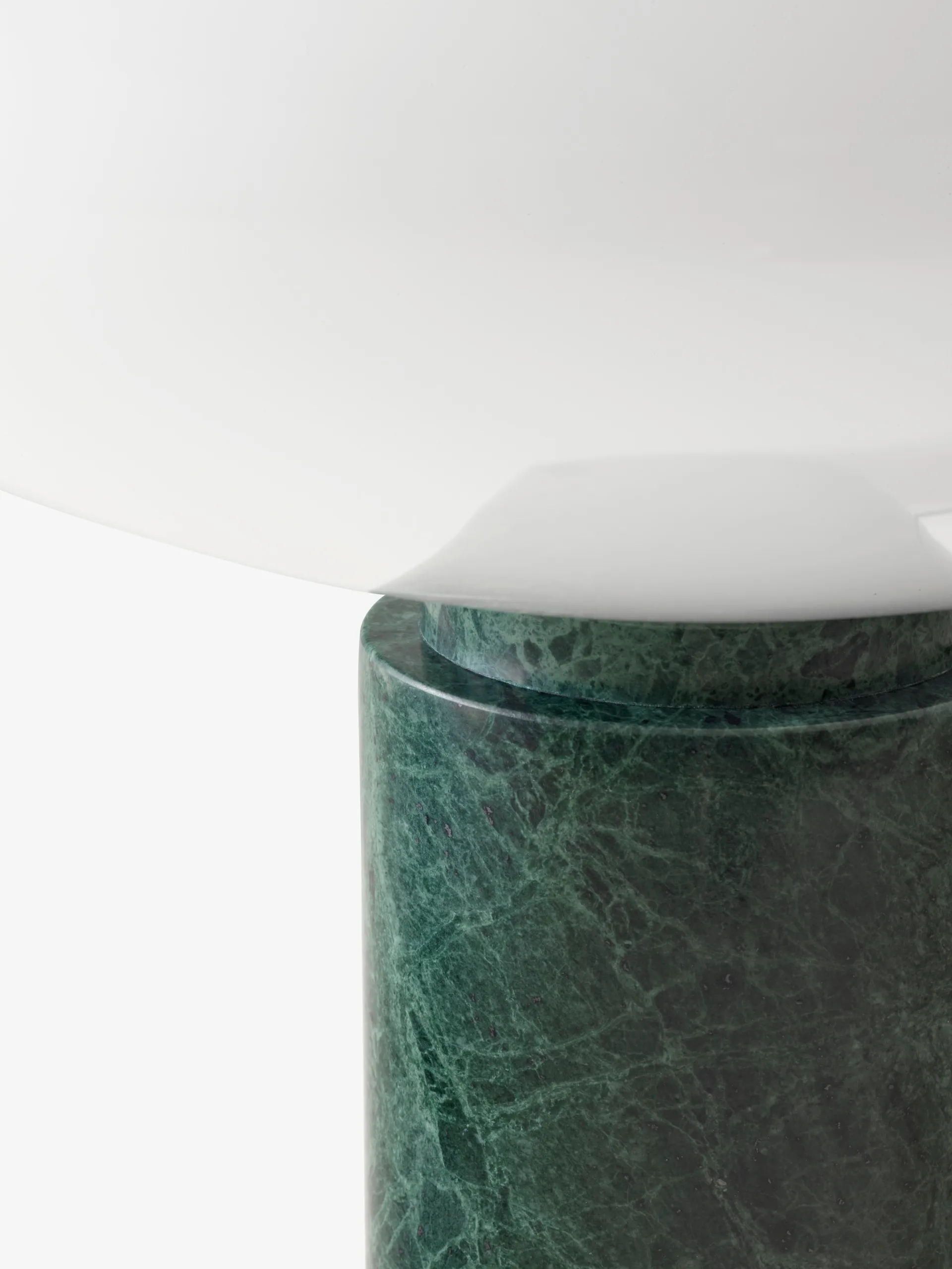 Candeeiro de mesa Mist AP17 Ø37 cm, Branco mate & Guatemala Verde &Tradition