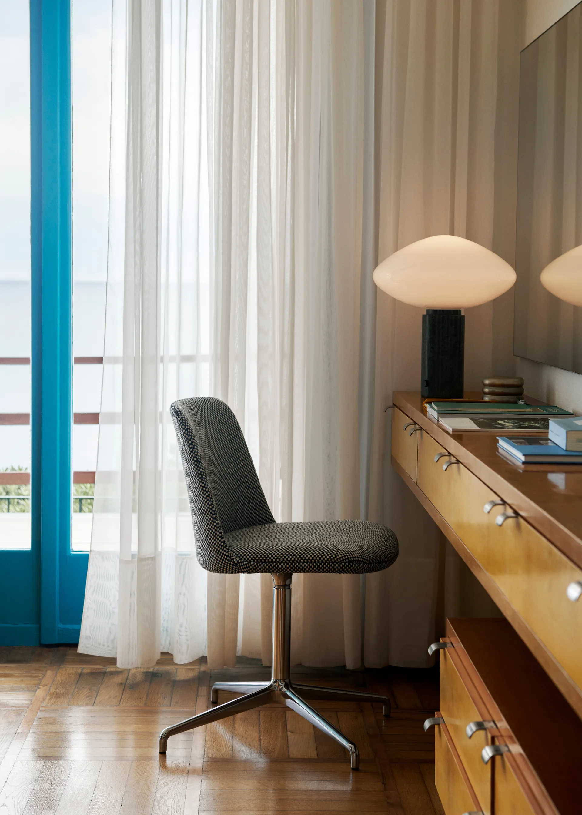 Candeeiro de mesa Mist AP17 Ø37 cm, Branco mate & Guatemala Verde &Tradition