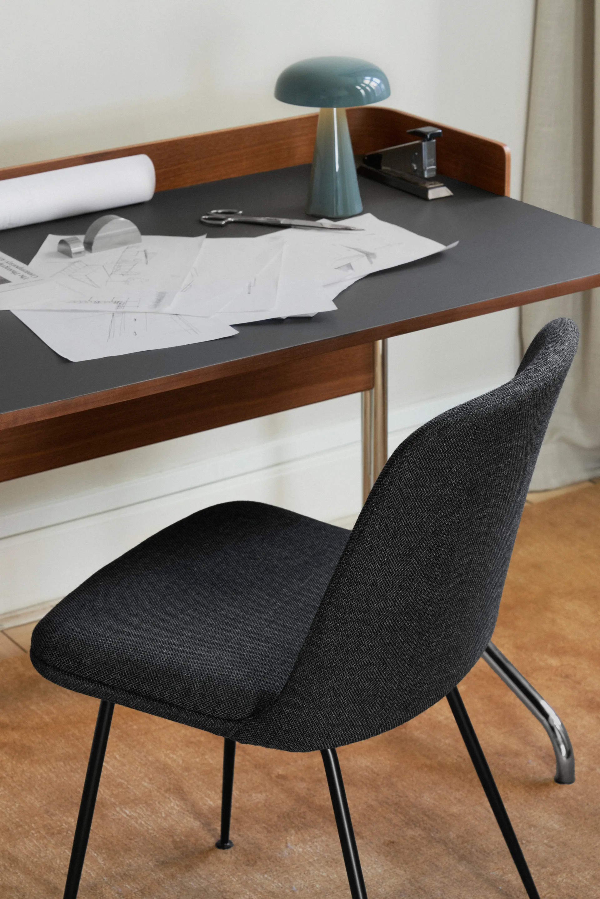 Candeeiro de mesa portátil Como SC53, Stone blue &Tradition