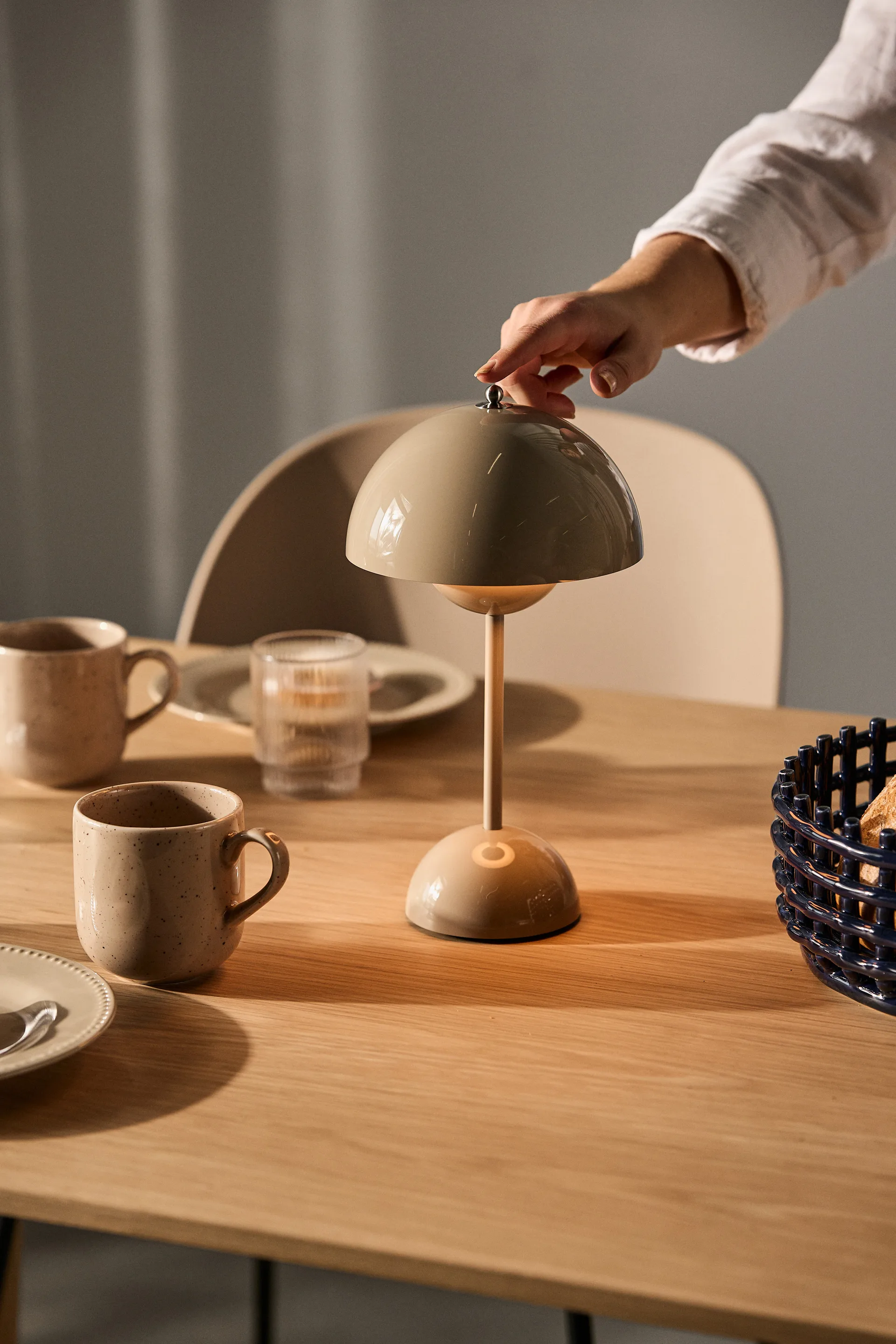 Candeeiro de mesa portátil Flowerpot VP9, cinza bege &Tradition