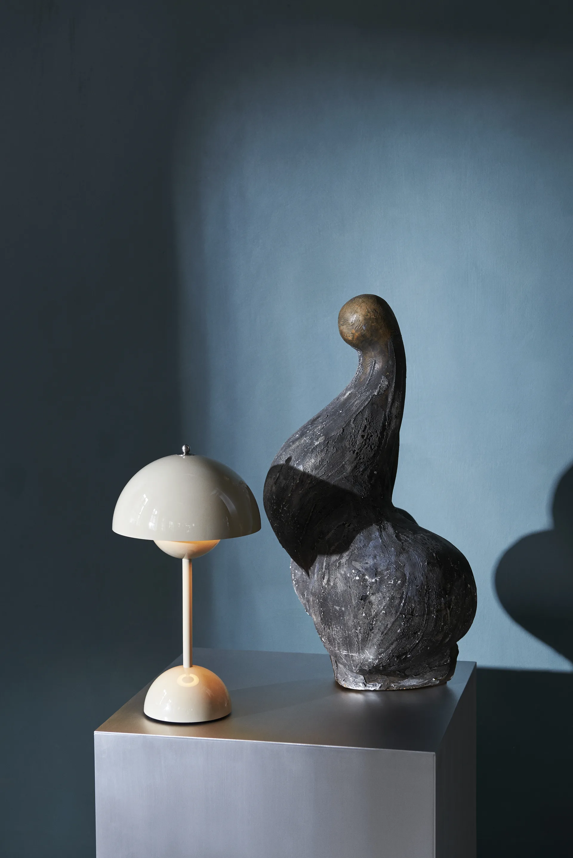 Candeeiro de mesa portátil Flowerpot VP9, cinza bege &Tradition