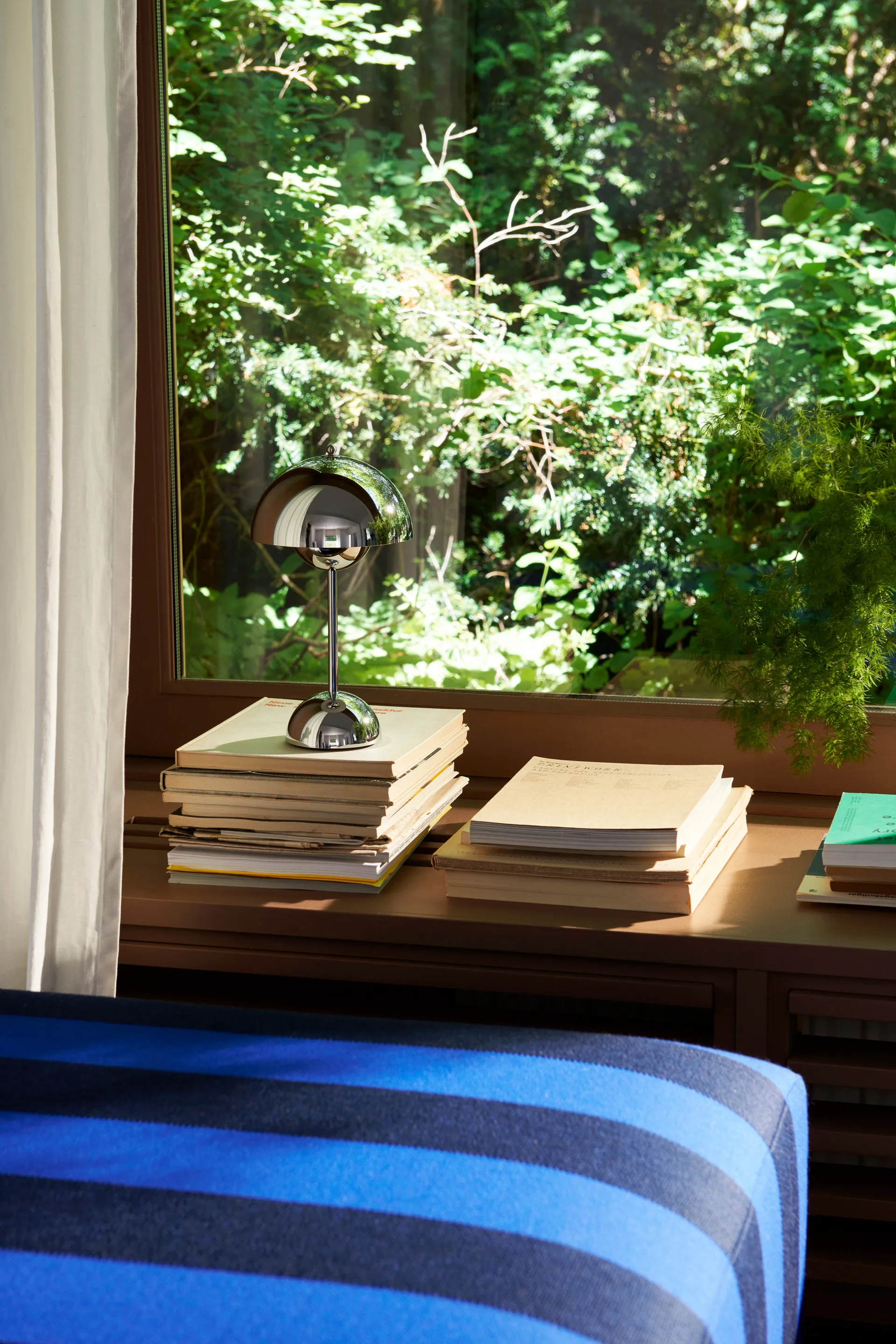 Candeeiro de mesa portátil Flowerpot VP9, Cromado &Tradition