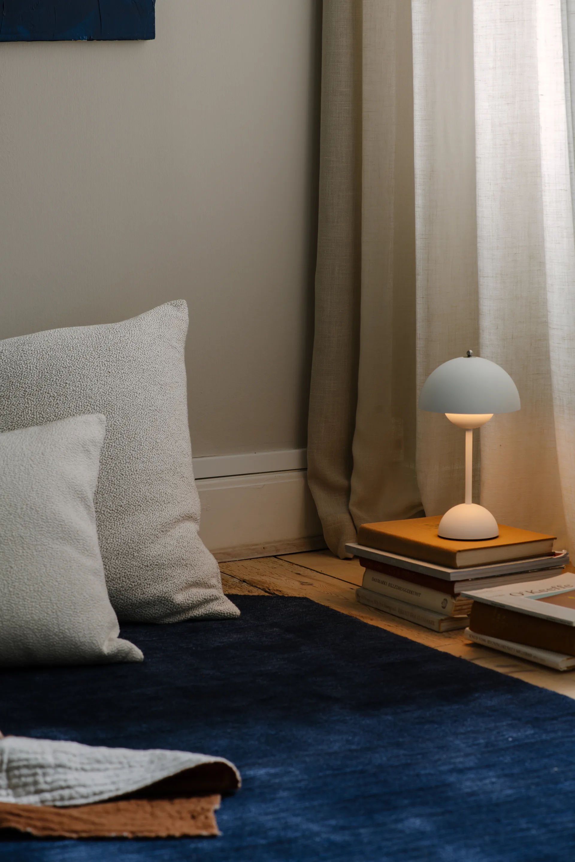 Candeeiro de mesa portátil Flowerpot VP9, matte white &Tradition