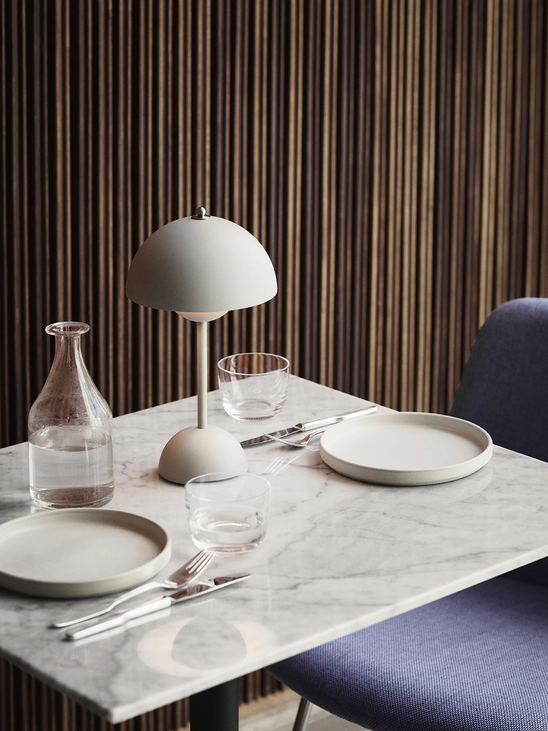 Candeeiro de mesa portátil Flowerpot VP9, matte white &Tradition