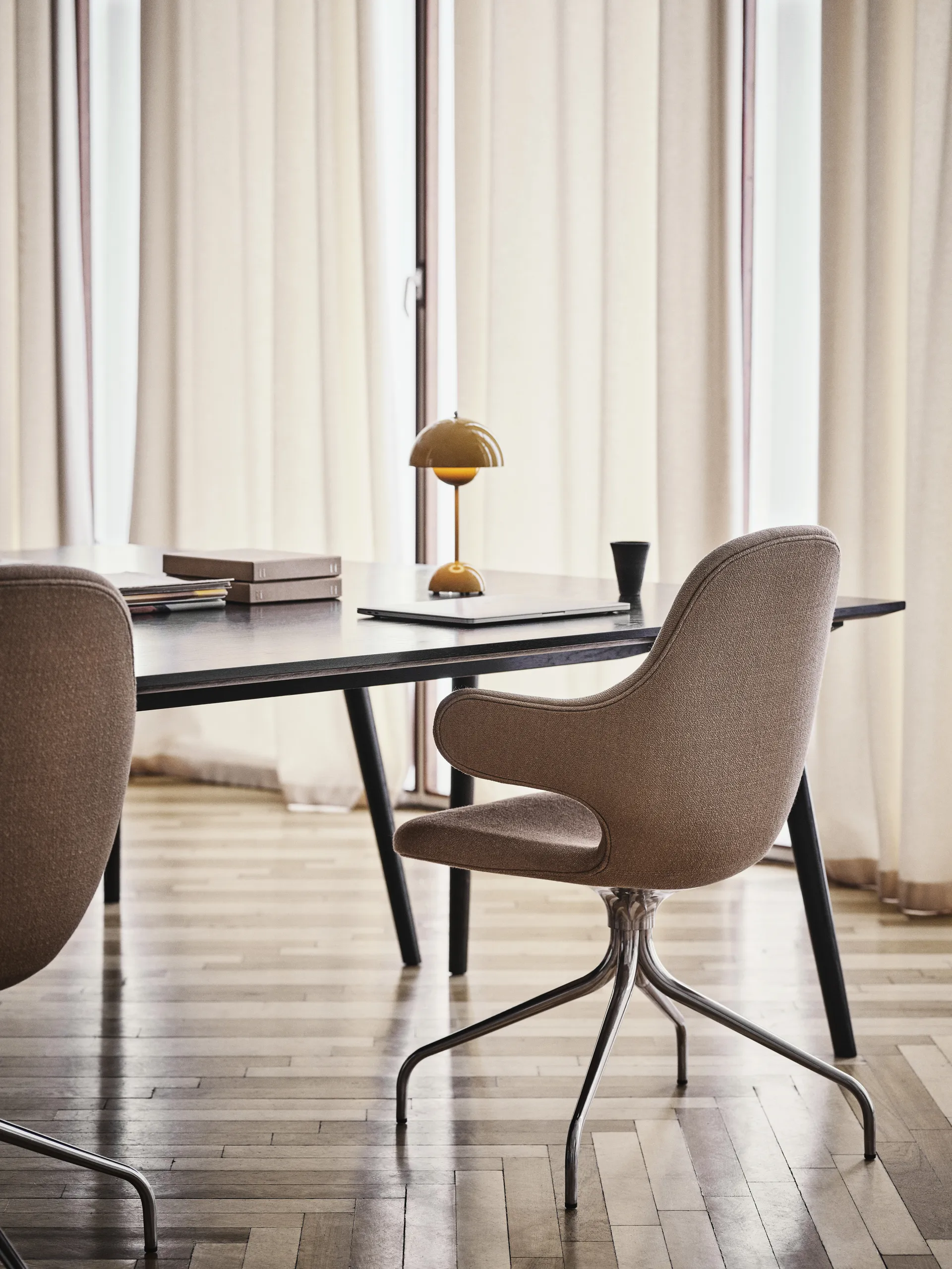 Candeeiro de mesa portátil Flowerpot VP9, mustard  &Tradition