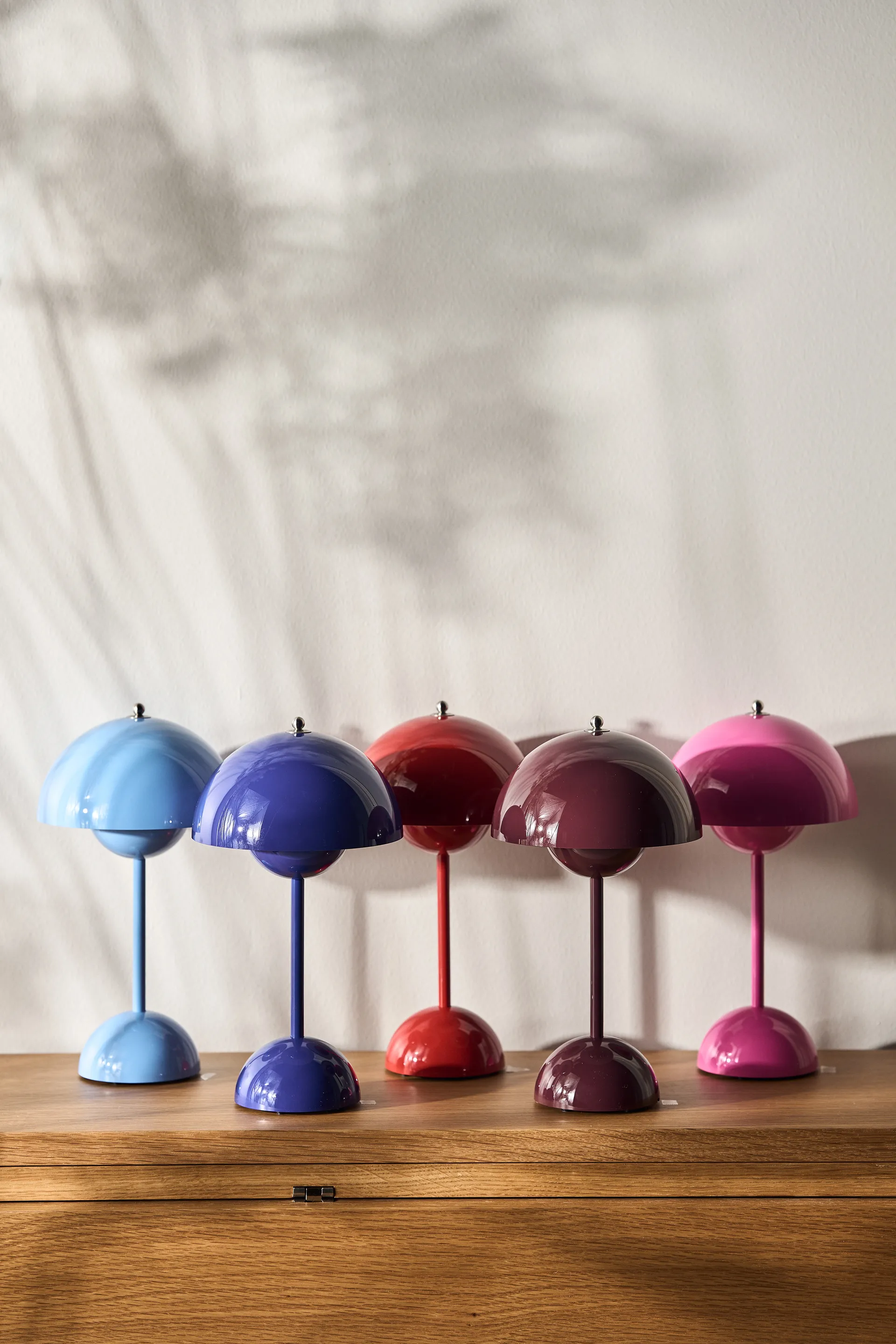 Candeeiro de mesa portátil Flowerpot VP9, Swim blue &Tradition