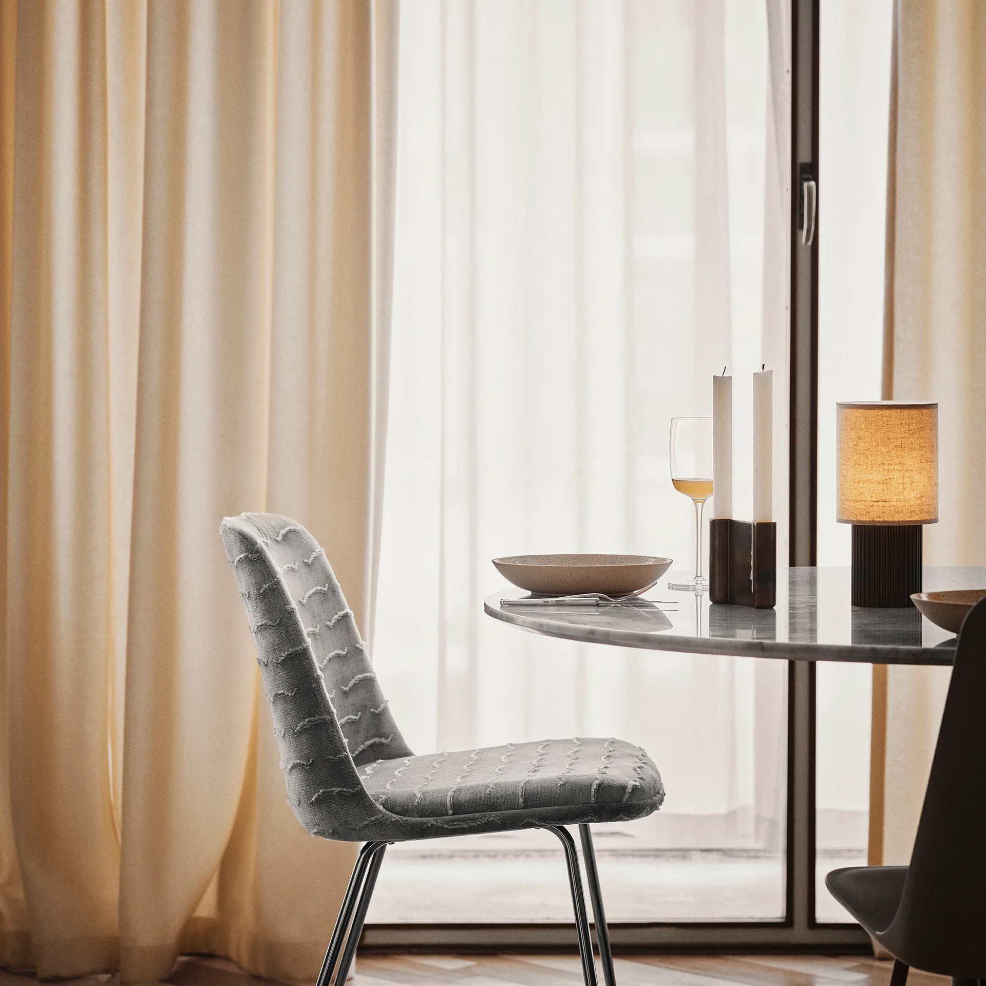 Candeeiro de mesa portátil Manhattan SC52, bronzed brass &Tradition