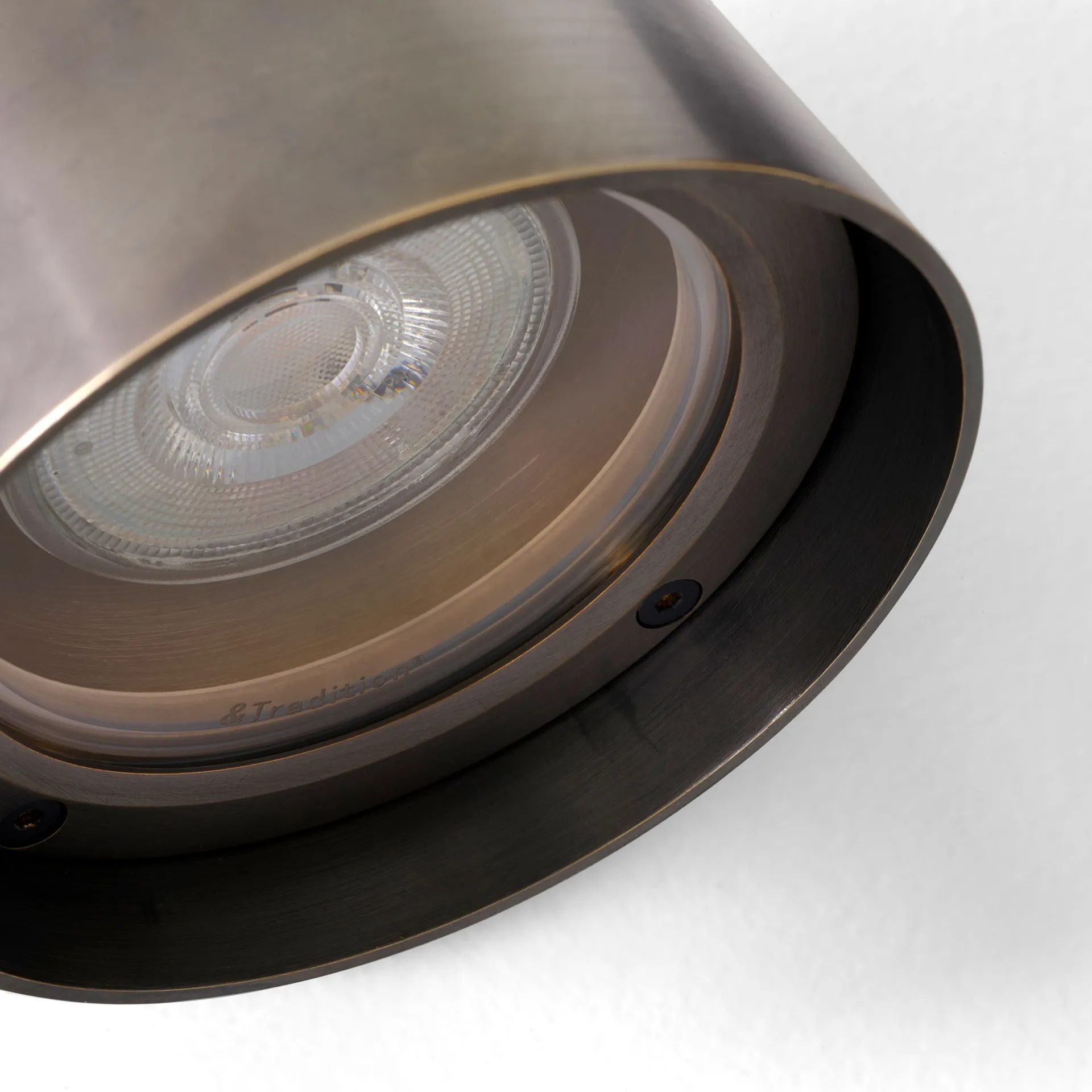 Candeeiro de parede Solid SC105, Bronzed brass &Tradition