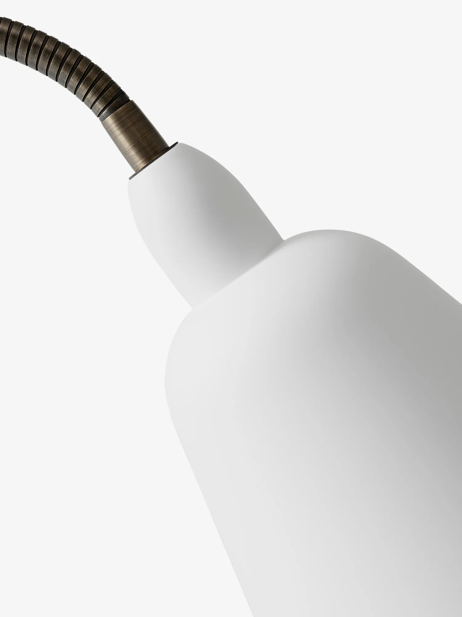 Candeeiro de pé Bellevue AJ7 Anniversary Edition, Branco-latão bronze &Tradition