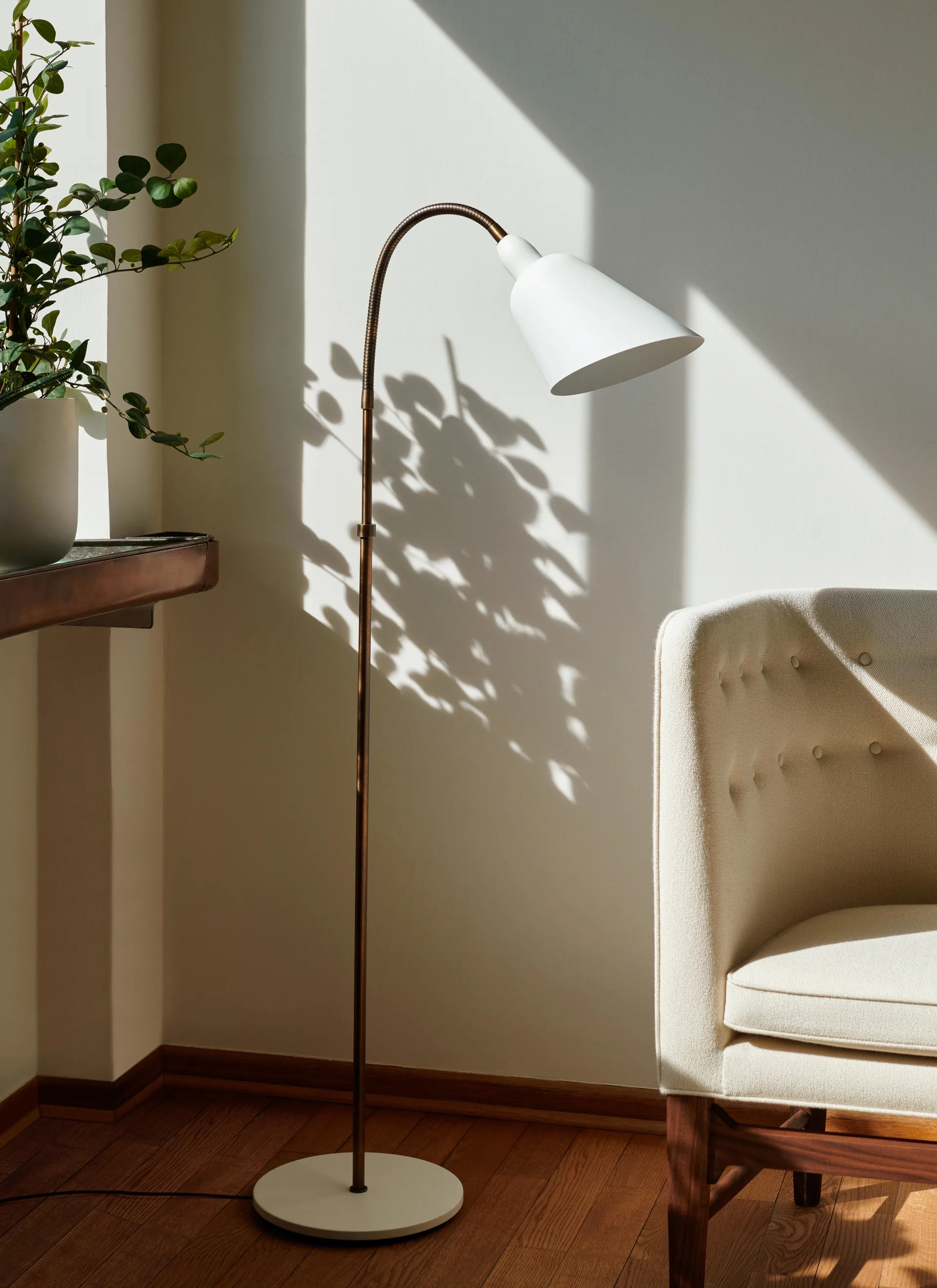 Candeeiro de pé Bellevue AJ7 Anniversary Edition, Branco-latão bronze &Tradition