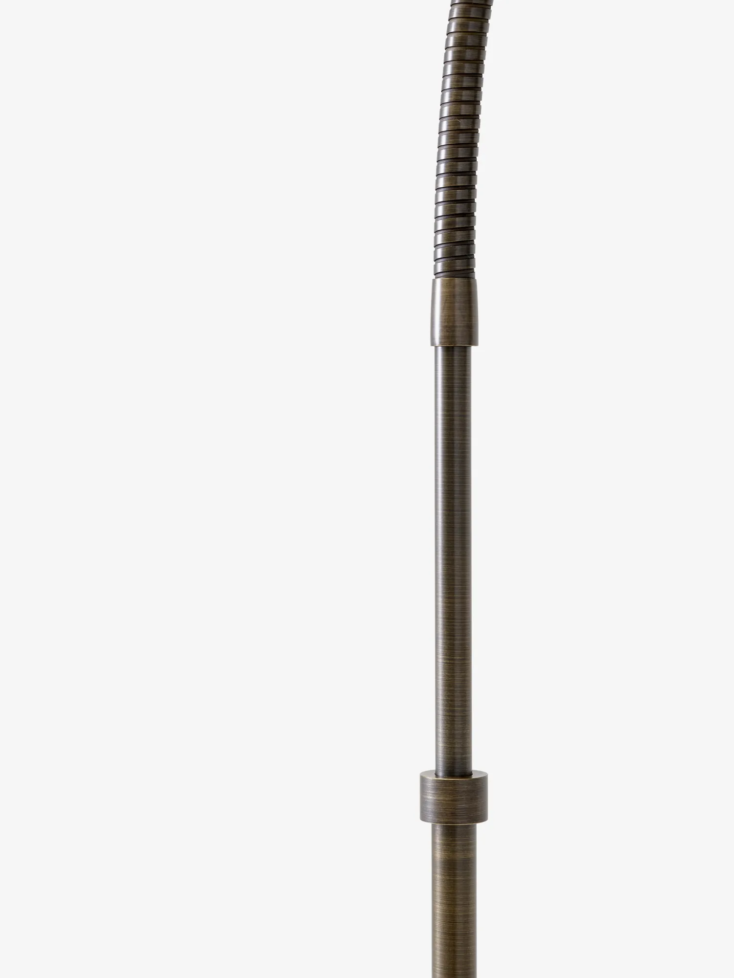 Candeeiro de pé Bellevue AJ7 Anniversary Edition, Stone grey-latão bronze &Tradition