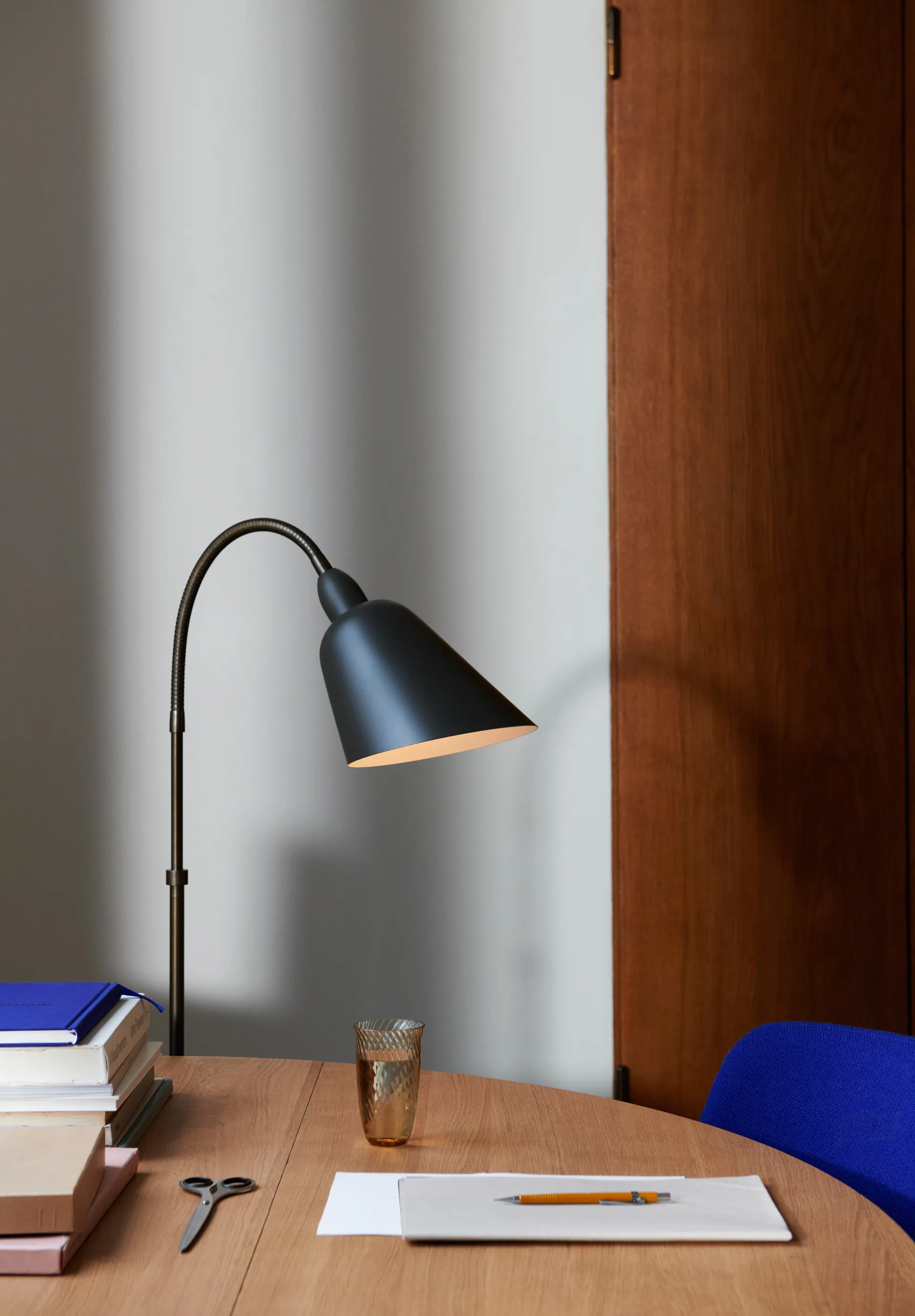 Candeeiro de pé Bellevue AJ7 Anniversary Edition, Stone grey-latão bronze &Tradition