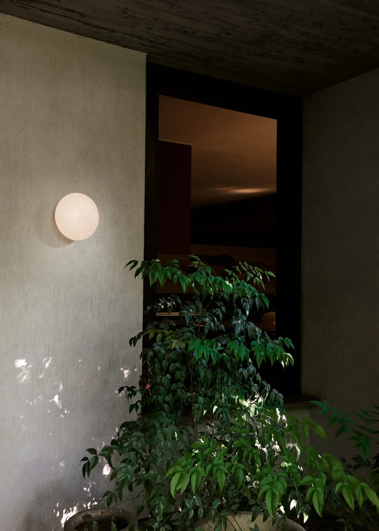 Candeeiro de teto/parede Mist AP22 Ø25 cm, White-opal glass &Tradition