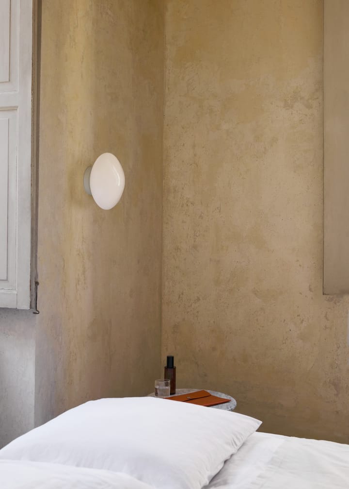 Candeeiro de teto/parede Mist AP22 Ø25 cm, White-opal glass &Tradition