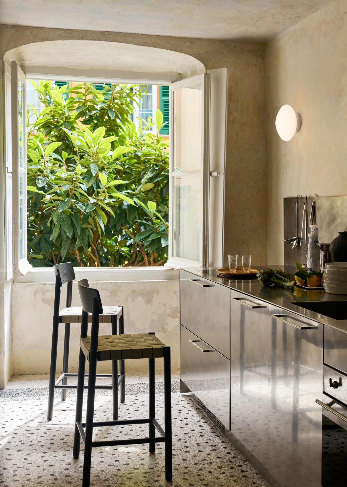 Candeeiro de teto/parede Mist AP22 Ø25 cm, White-opal glass &Tradition