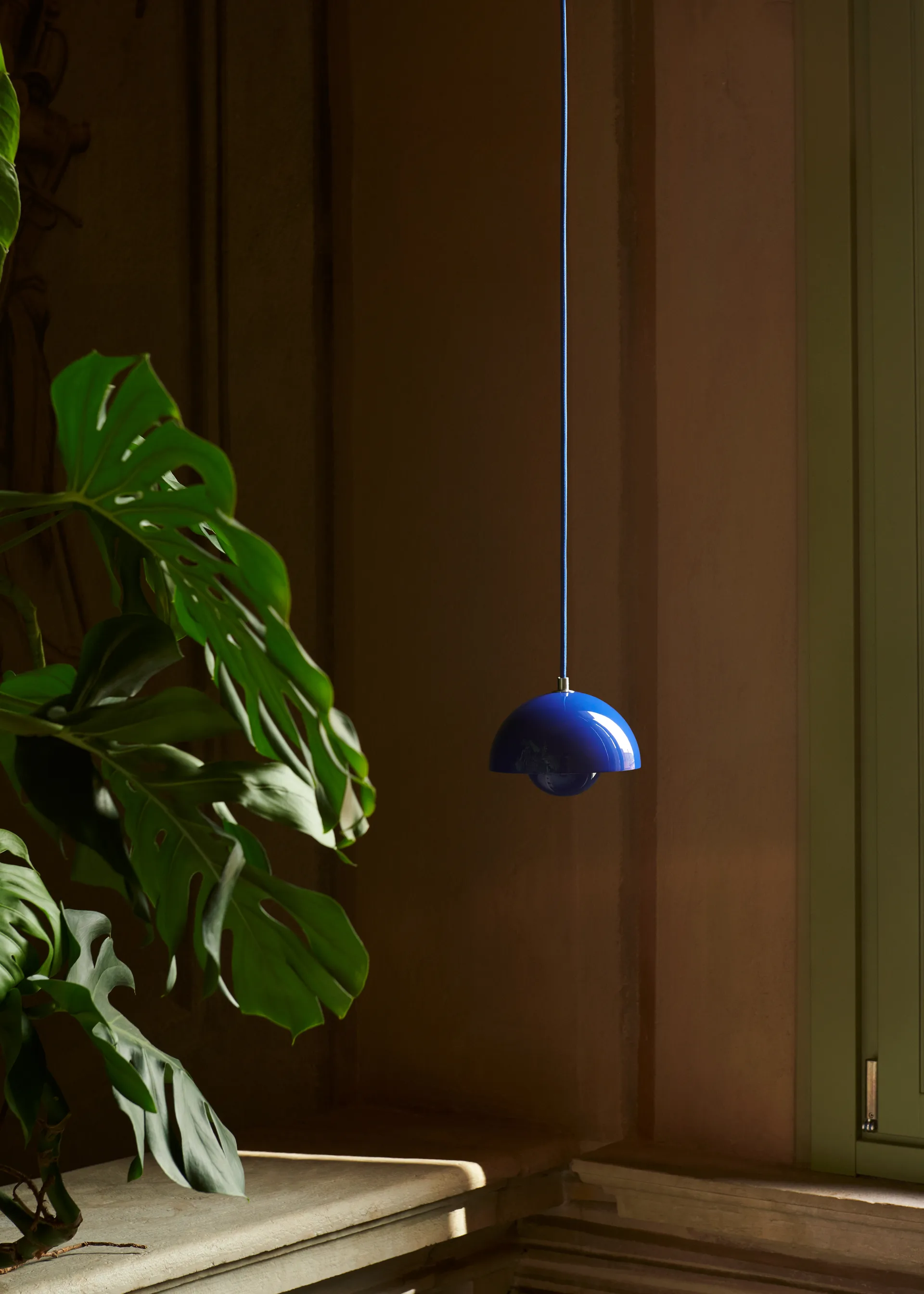 Candeeiro suspenso Flowerpot VP10, Cobalt blue &Tradition